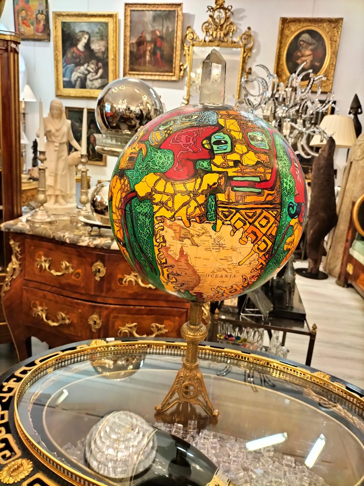 Globo Pintado con Cristal de Roca y Base de Bronce Dorado en venta 3