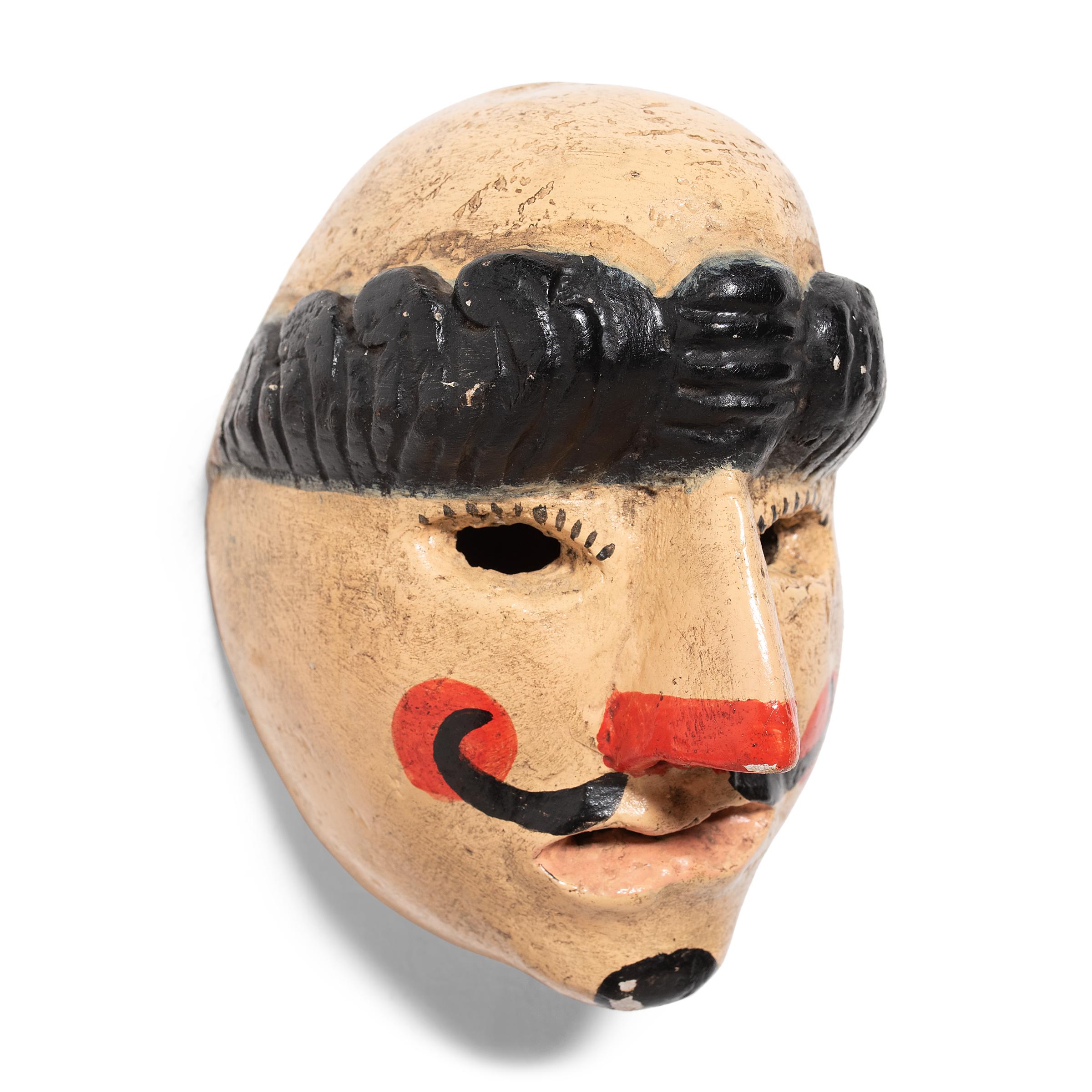 Diese bunt bemalte und kunstvoll geschnitzte Maske wurde einst bei einer der ältesten Tanzaufführungen Guatemalas, dem Baile del Patzcar, verwendet. Dieser Tanz, der auch heute noch praktiziert wird, entwickelte sich aus einem Reinigungsritual der