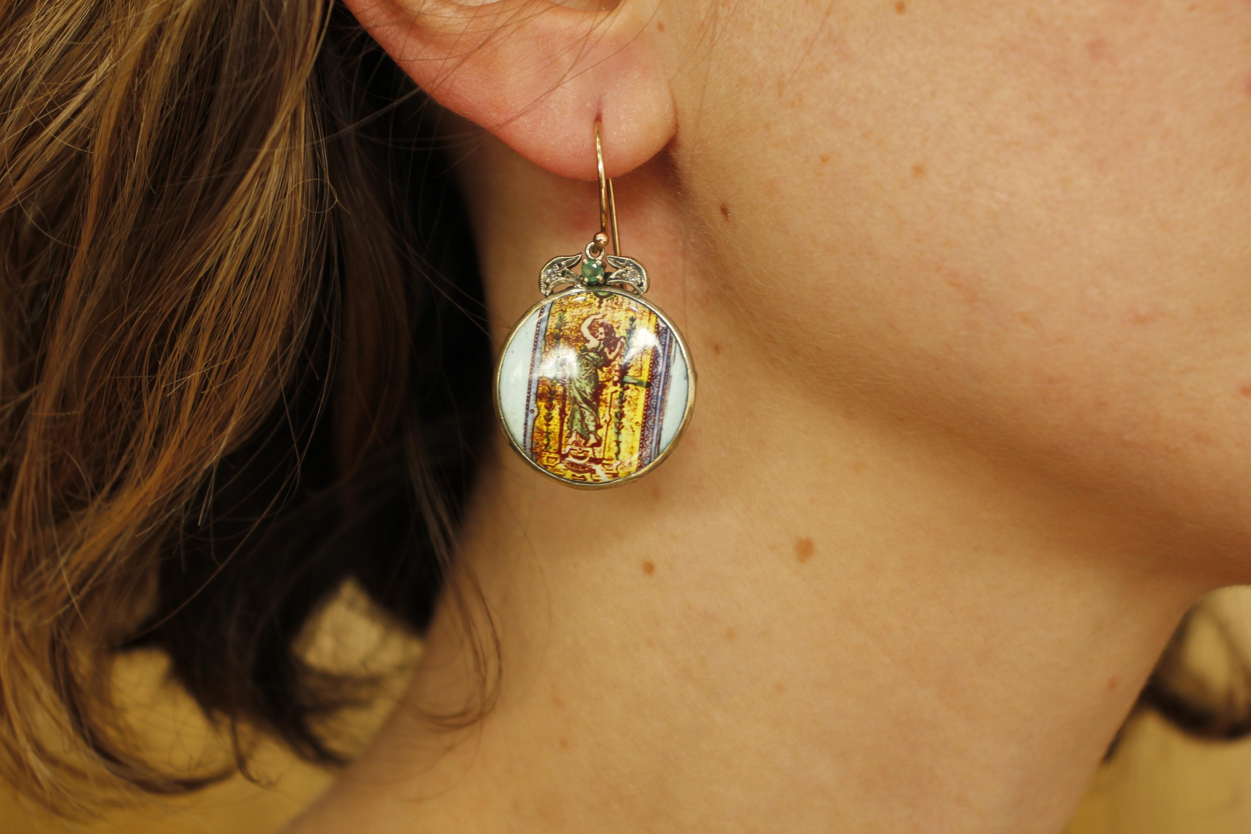 Pendants d'oreilles en or rose 9 carats, émeraudes, diamants et pierre dure peinte Pour femmes en vente