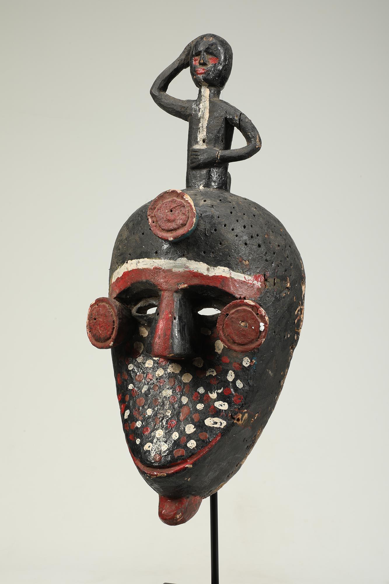 Bemalte polychrome Ibibio-Gesichtsmaske mit Figur auf der Oberseite, Nigeria, Afrika, farbenfrohe (Malisch) im Angebot