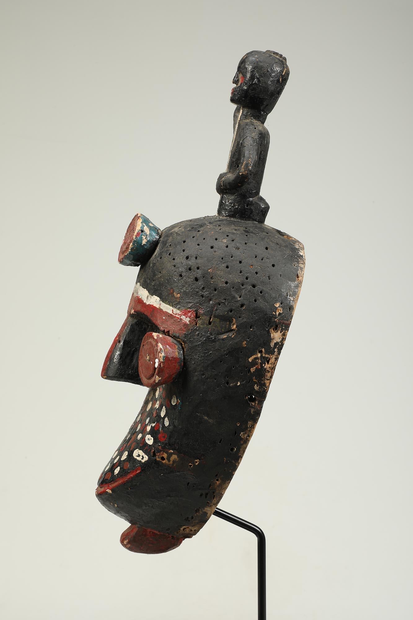 Bemalte polychrome Ibibio-Gesichtsmaske mit Figur auf der Oberseite, Nigeria, Afrika, farbenfrohe (Handgeschnitzt) im Angebot
