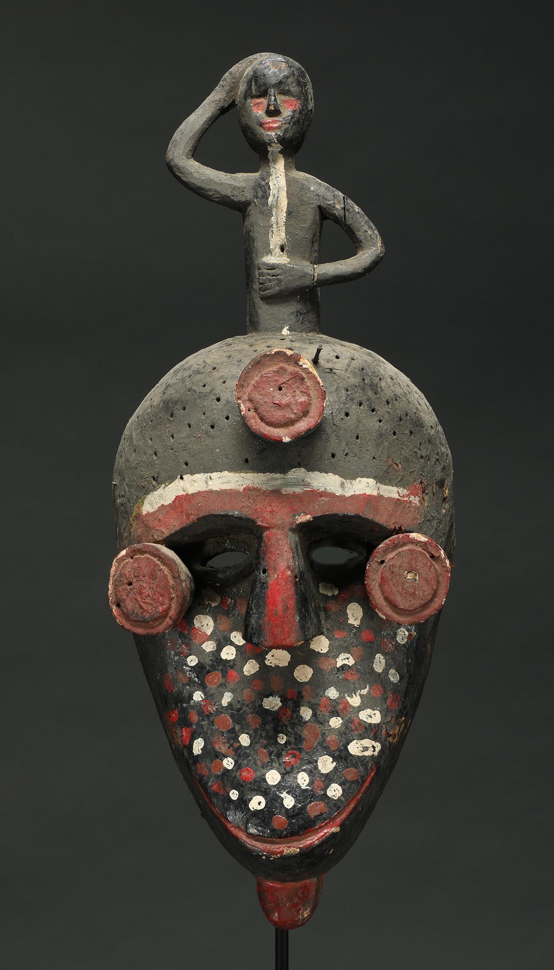 XX secolo Maschera policroma Ibibio dipinta con figura in cima, Nigeria Africa colorata in vendita