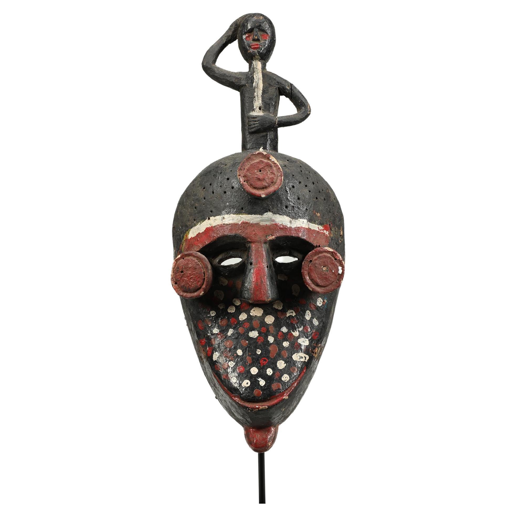 Maschera policroma Ibibio dipinta con figura in cima, Nigeria Africa colorata
