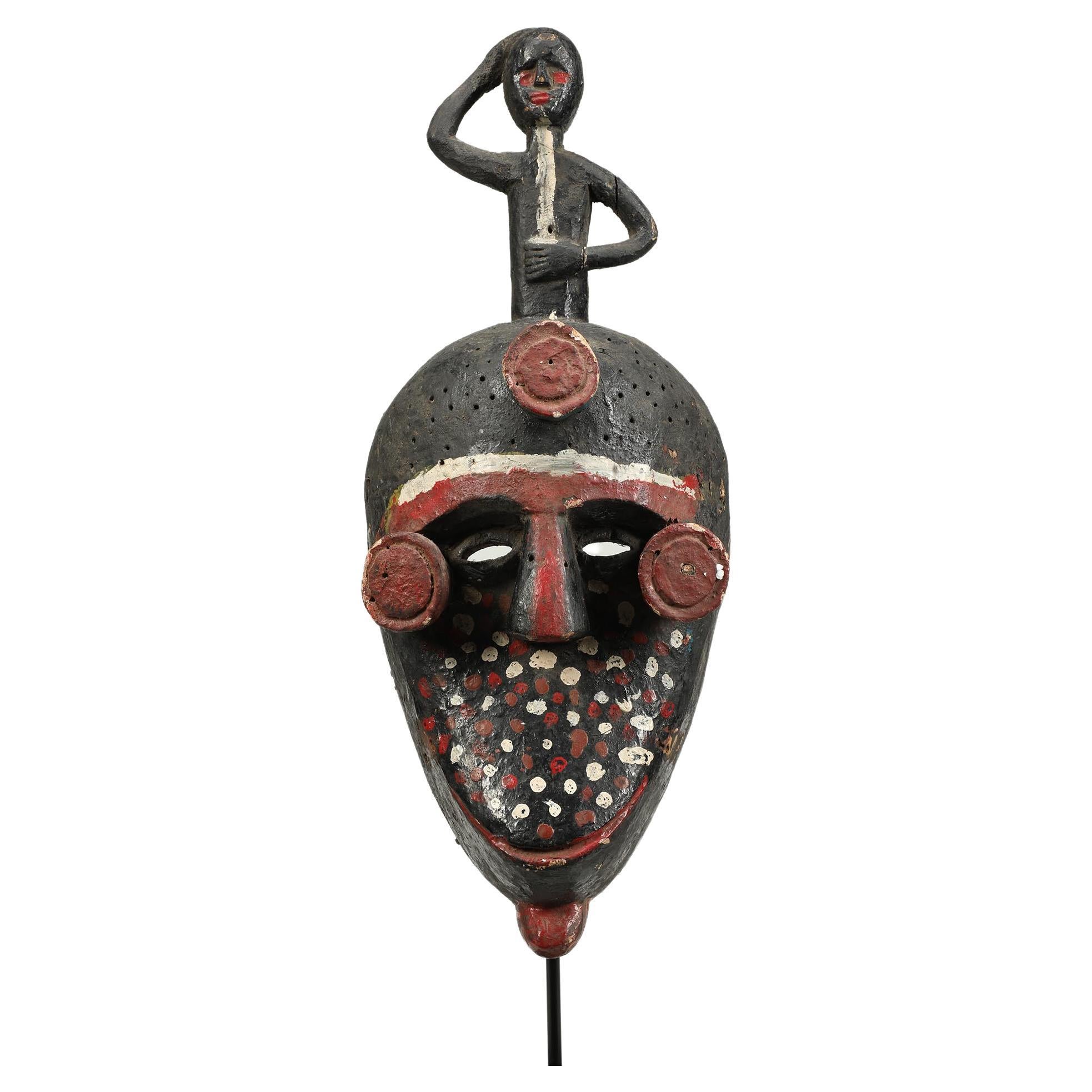 Bemalte polychrome Ibibio-Gesichtsmaske mit Figur auf der Oberseite, Nigeria, Afrika, farbenfrohe im Angebot