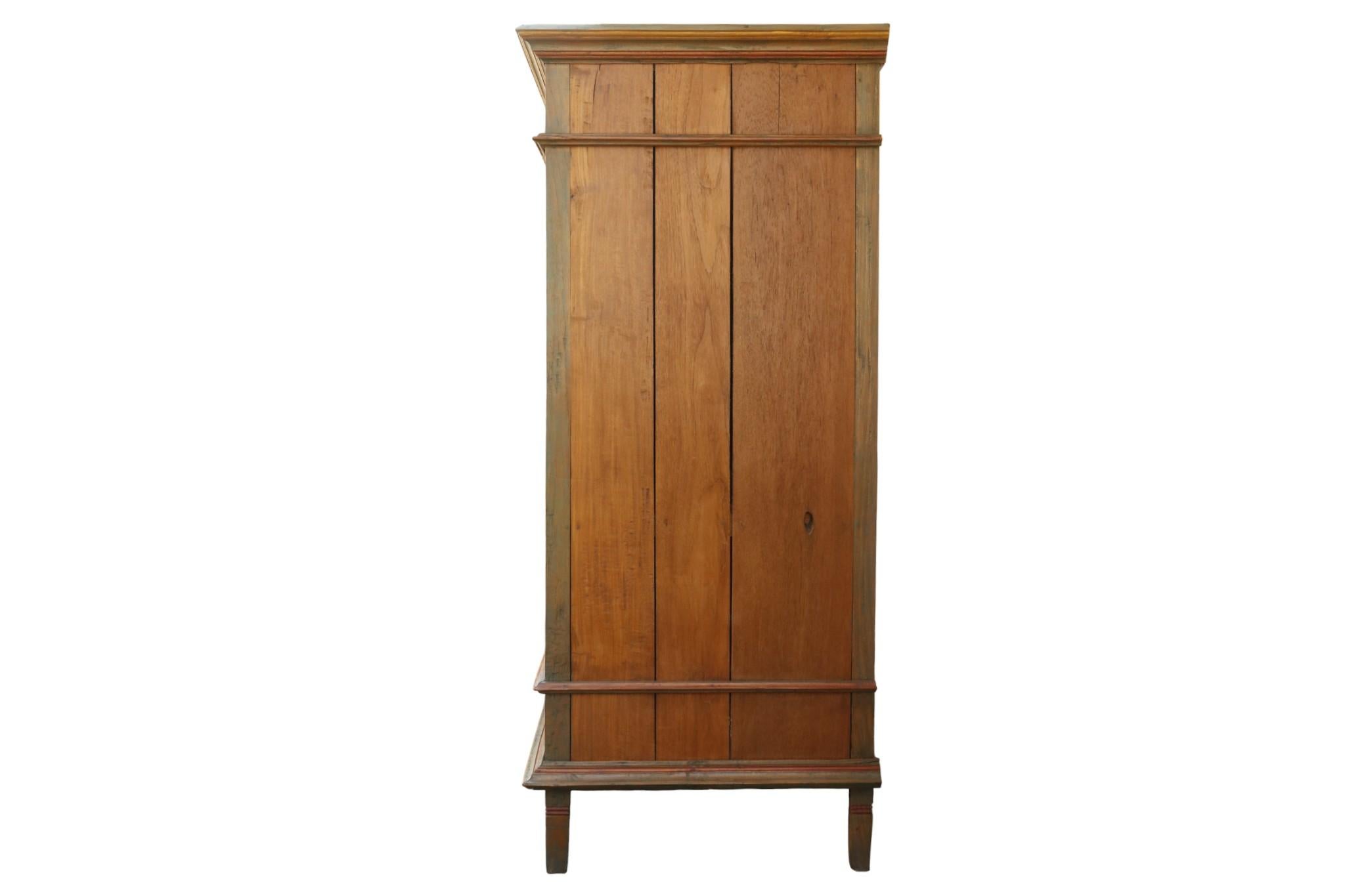 Gemaltes indonesisches Teakholz Armoire (Böhmisch) im Angebot