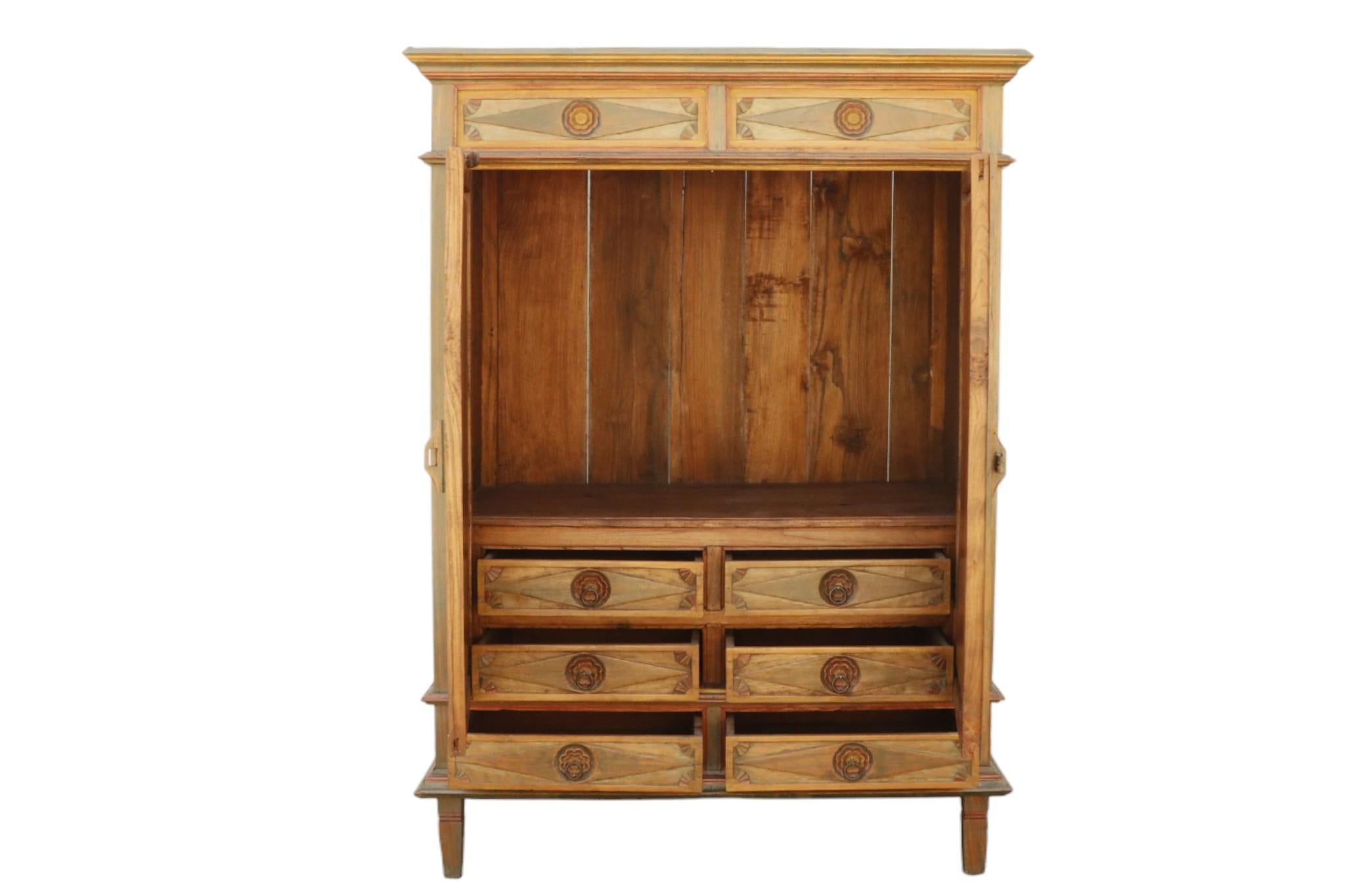 Gemaltes indonesisches Teakholz Armoire (Indonesisch) im Angebot
