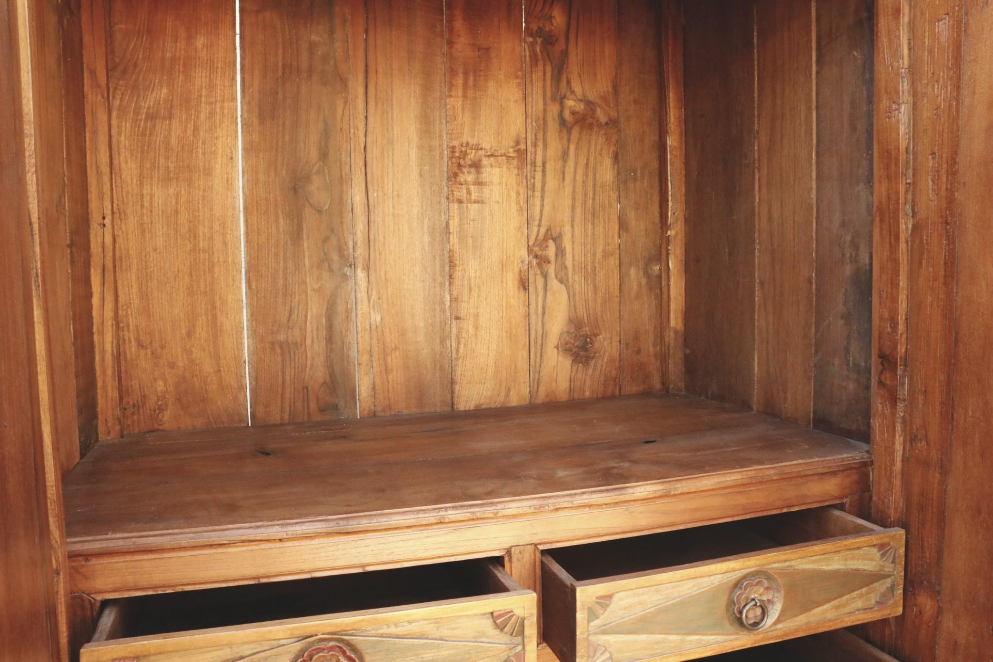 Gemaltes indonesisches Teakholz Armoire im Zustand „Gut“ im Angebot in Bradenton, FL