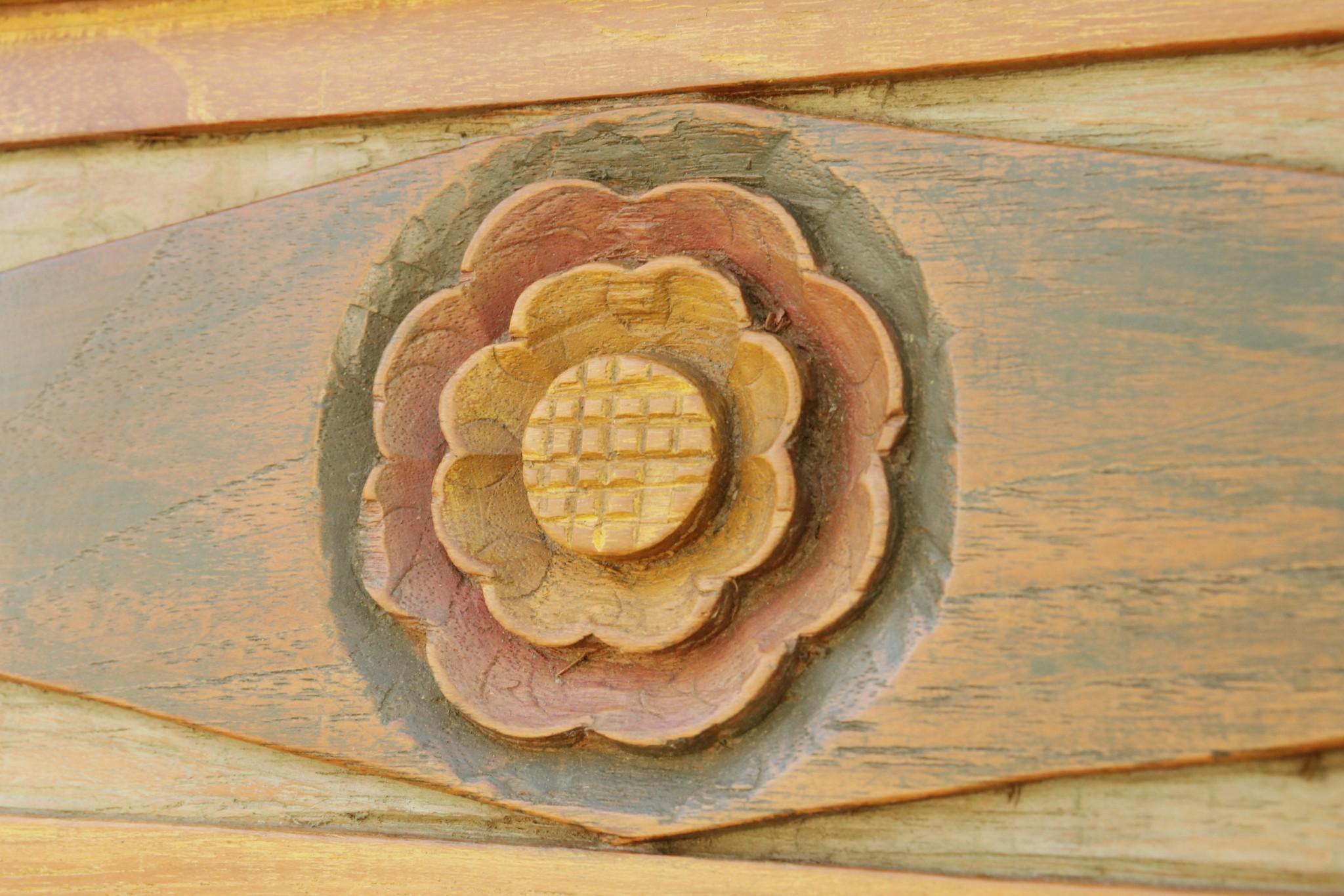 Gemaltes indonesisches Teakholz Armoire (20. Jahrhundert) im Angebot