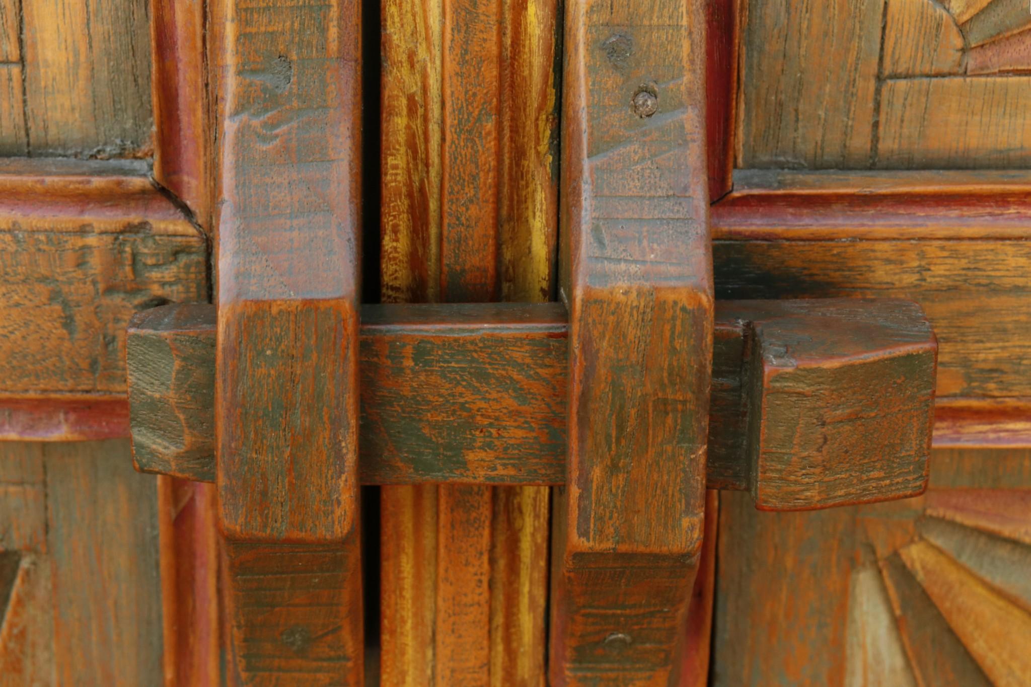 Gemaltes indonesisches Teakholz Armoire im Angebot 1