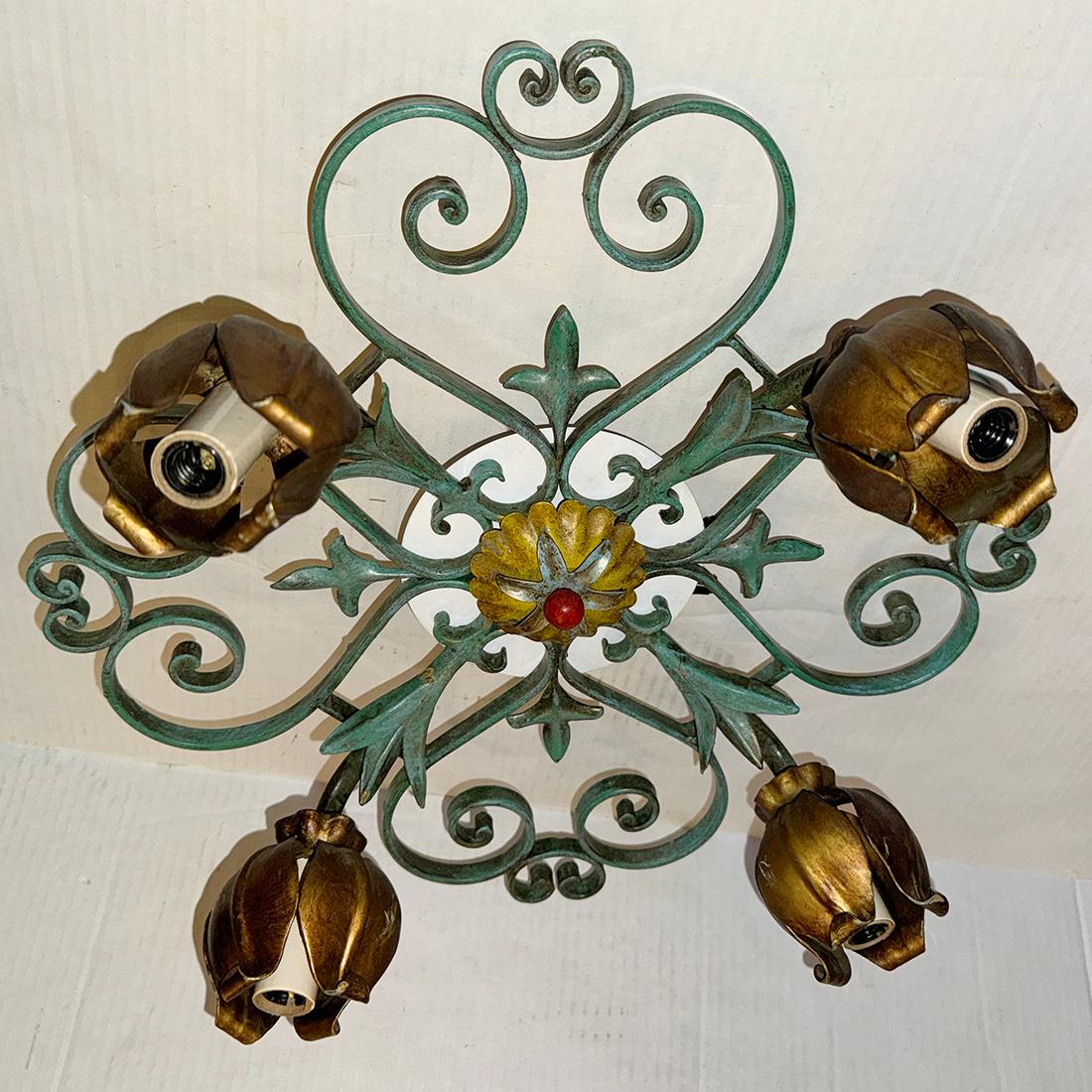 Un luminaire en fer peint italien des années 1950. 4 lampes candélabres.

Mesures :
Chute : 5
