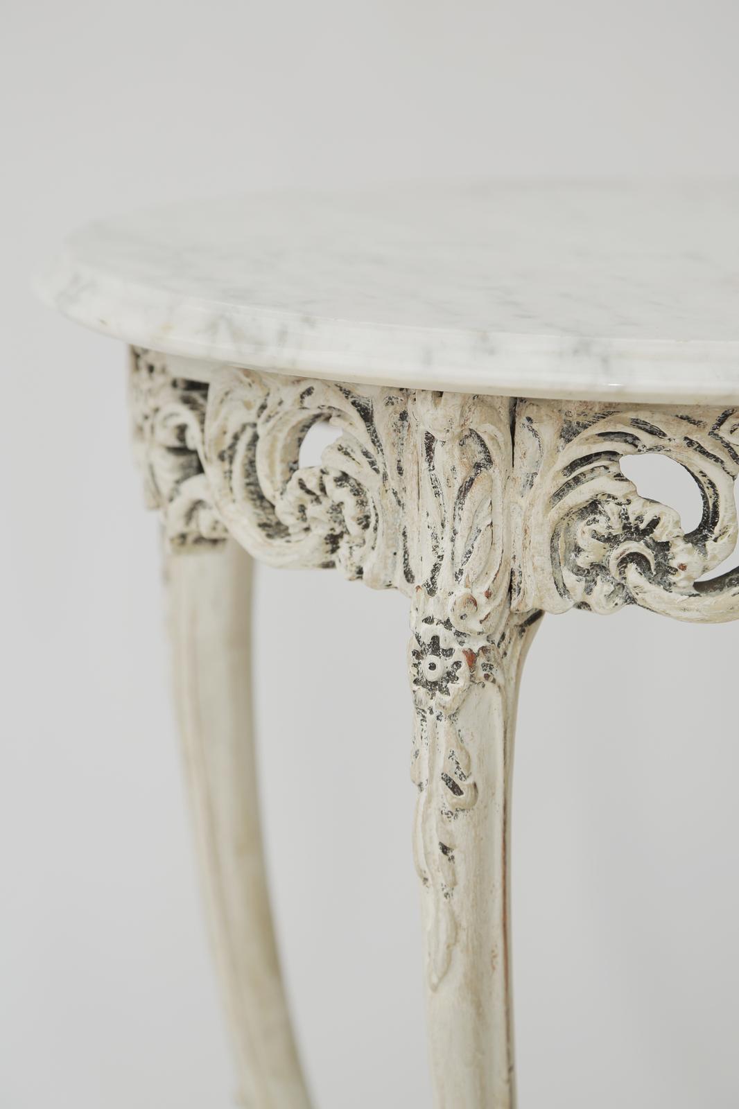 Marbre de Carrare Table d'appoint italienne sculptée et peinte avec plateau rond en marbre de Carrare en vente