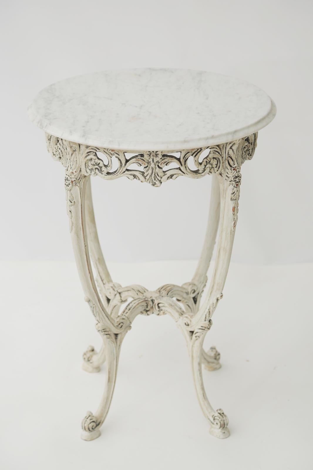 Table d'appoint italienne sculptée et peinte avec plateau rond en marbre de Carrare en vente 1
