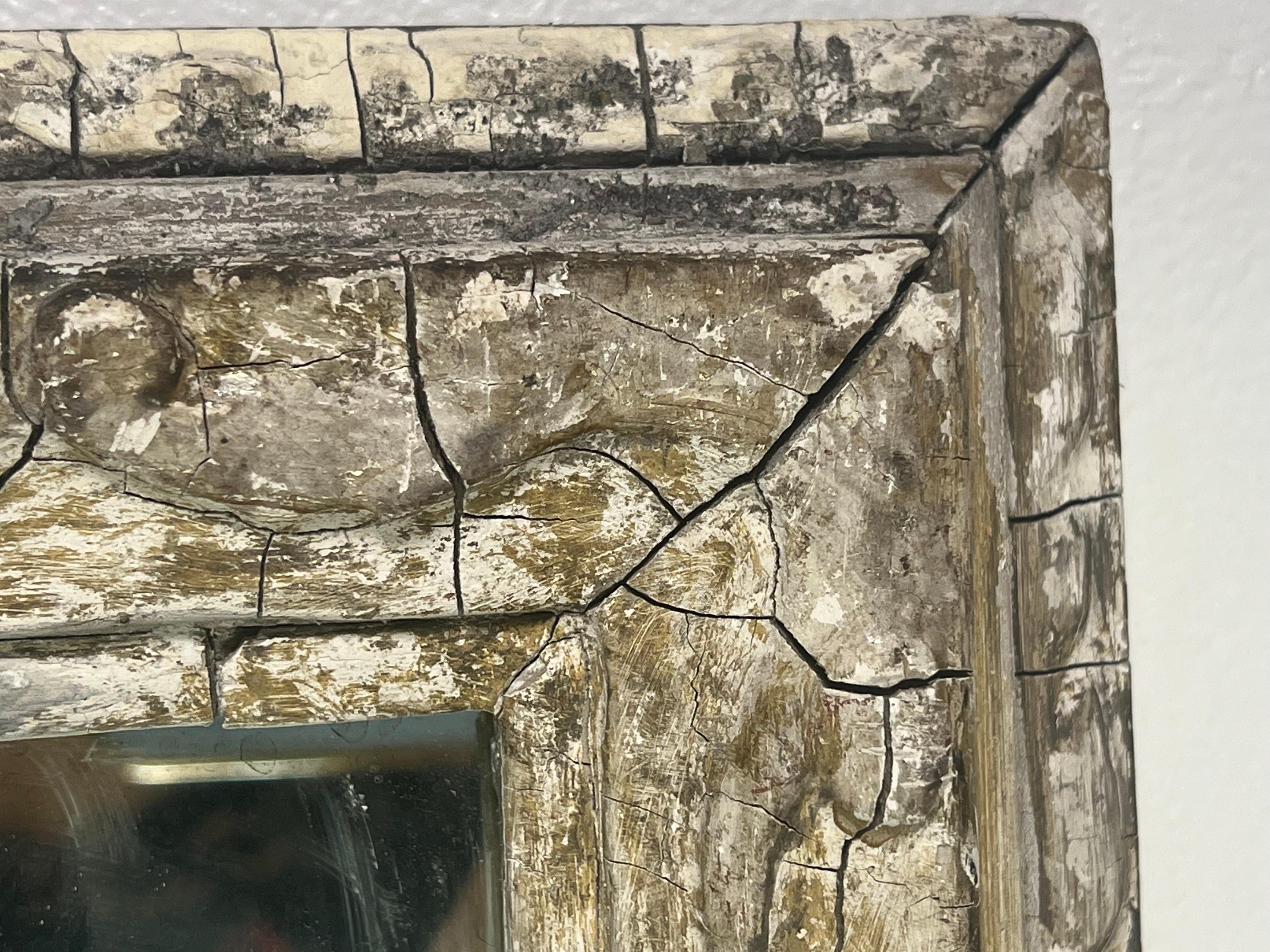 Italienischer Spiegel aus dem frühen 20. Jahrhundert, bemalt und mit Gesso überzogen.  Der Originallack ist abgetragen und hinterlässt eine schöne Patina.  Antikfarbener Spiegeleinsatz.
