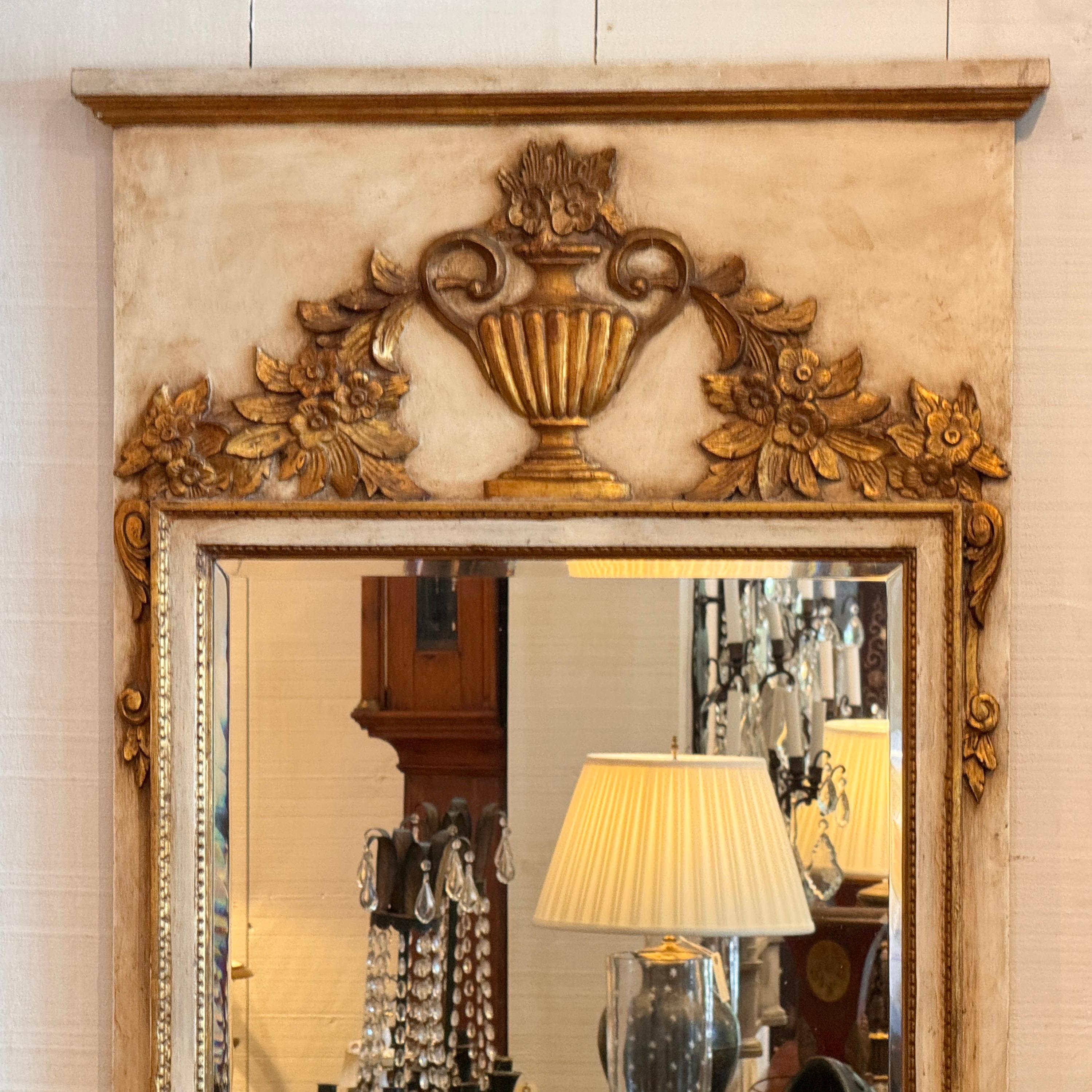 Miroir italien peint avec urne sculptée et dorée Bon état - En vente à Charlottesville, VA