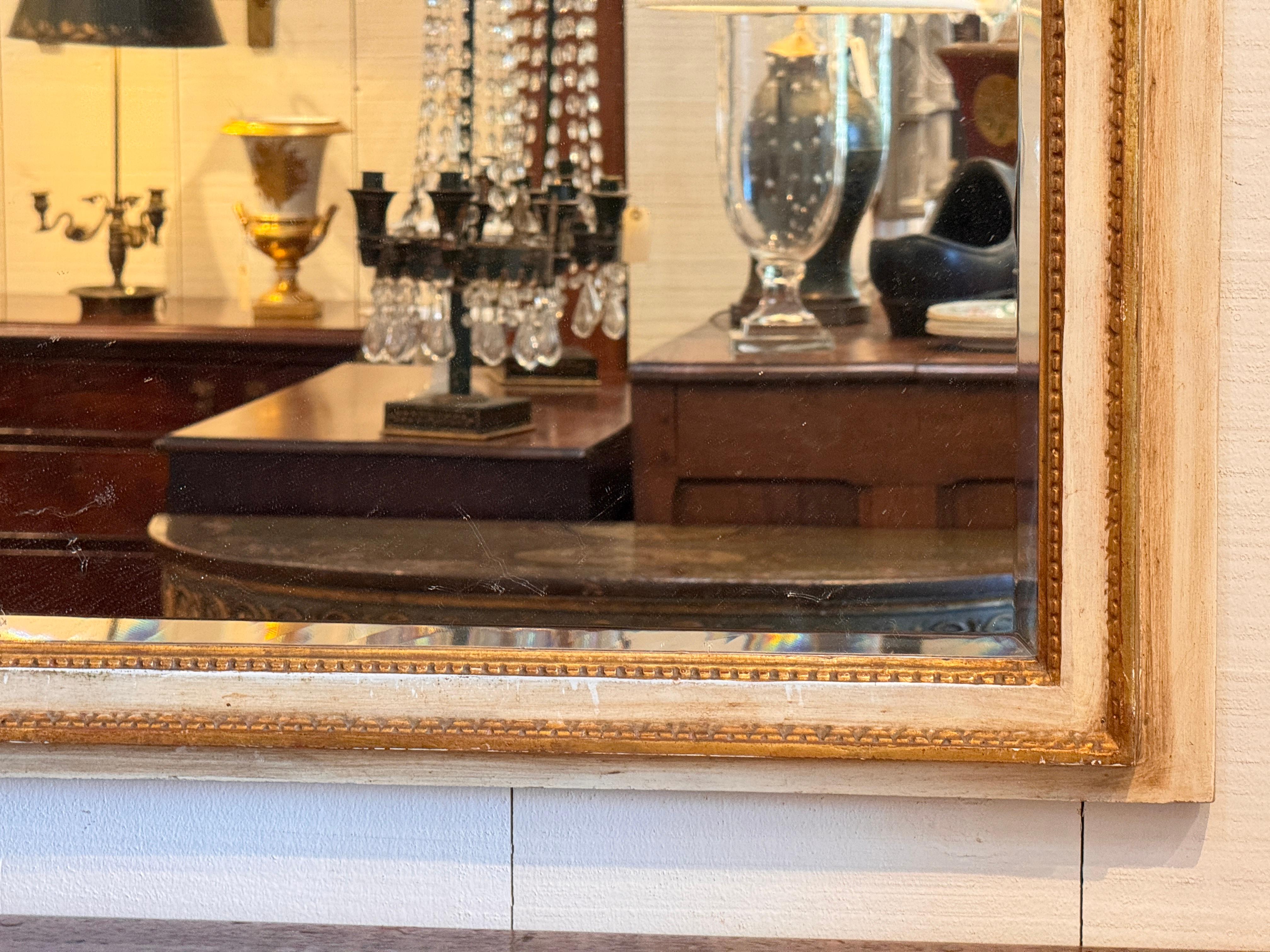 Milieu du XXe siècle Miroir italien peint avec urne sculptée et dorée en vente