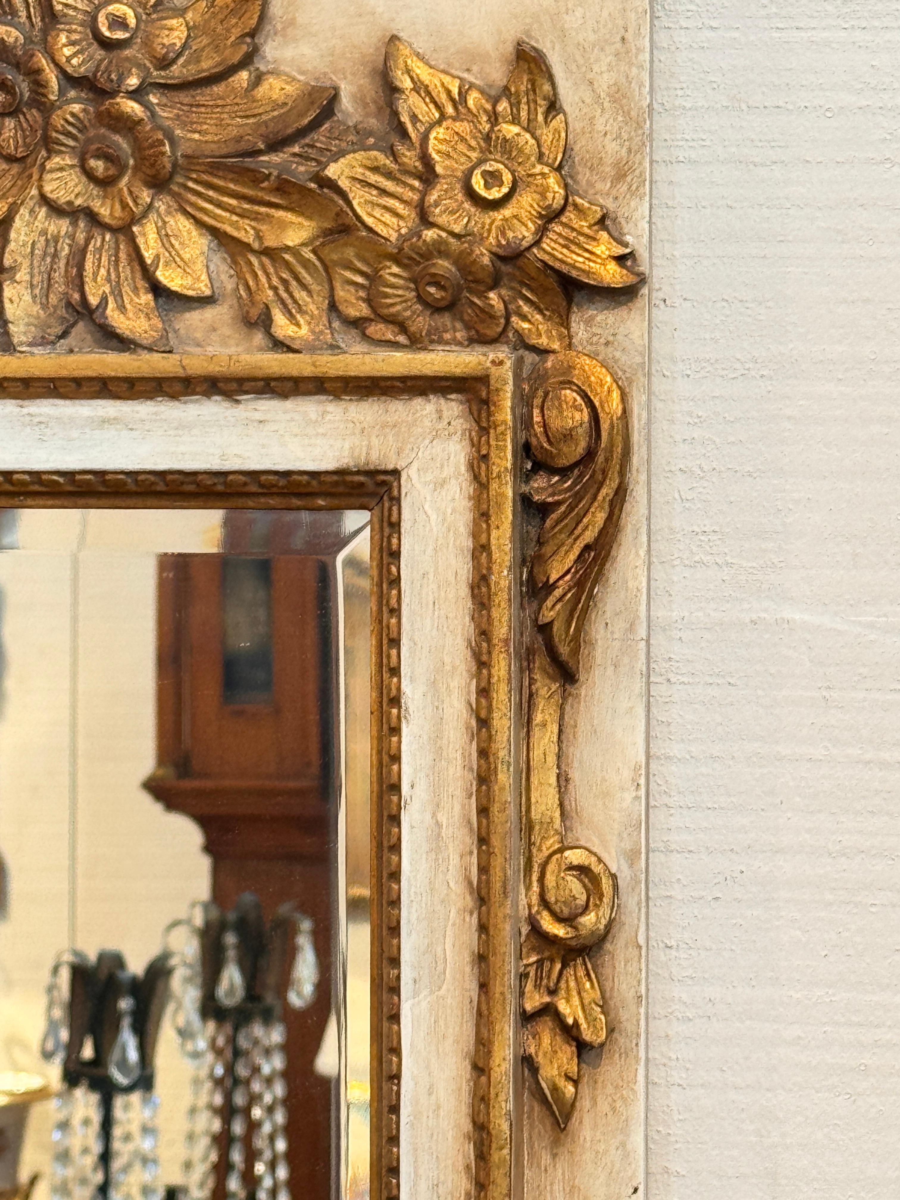 Bois doré Miroir italien peint avec urne sculptée et dorée en vente