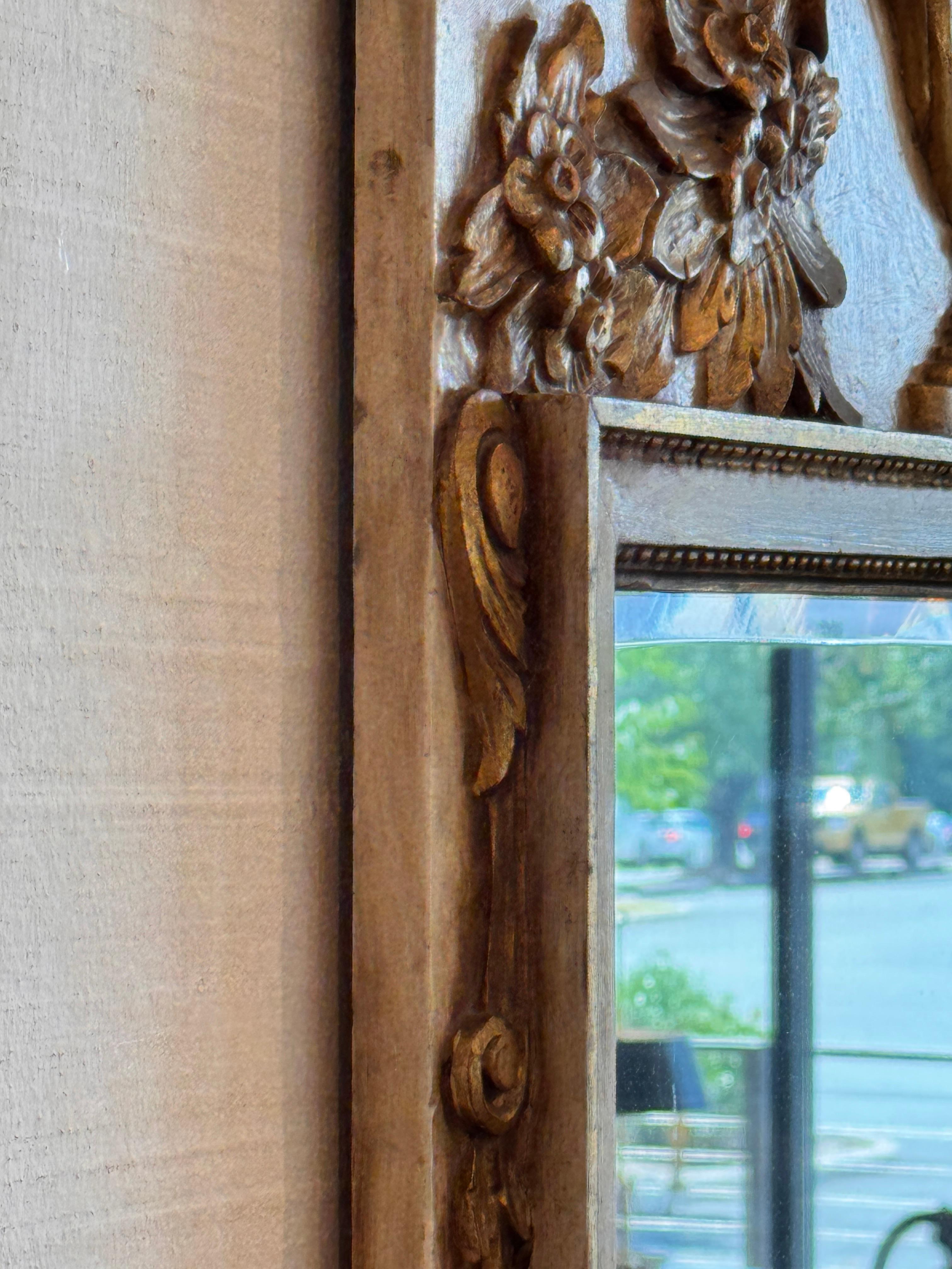 Miroir italien peint avec urne sculptée et dorée en vente 1