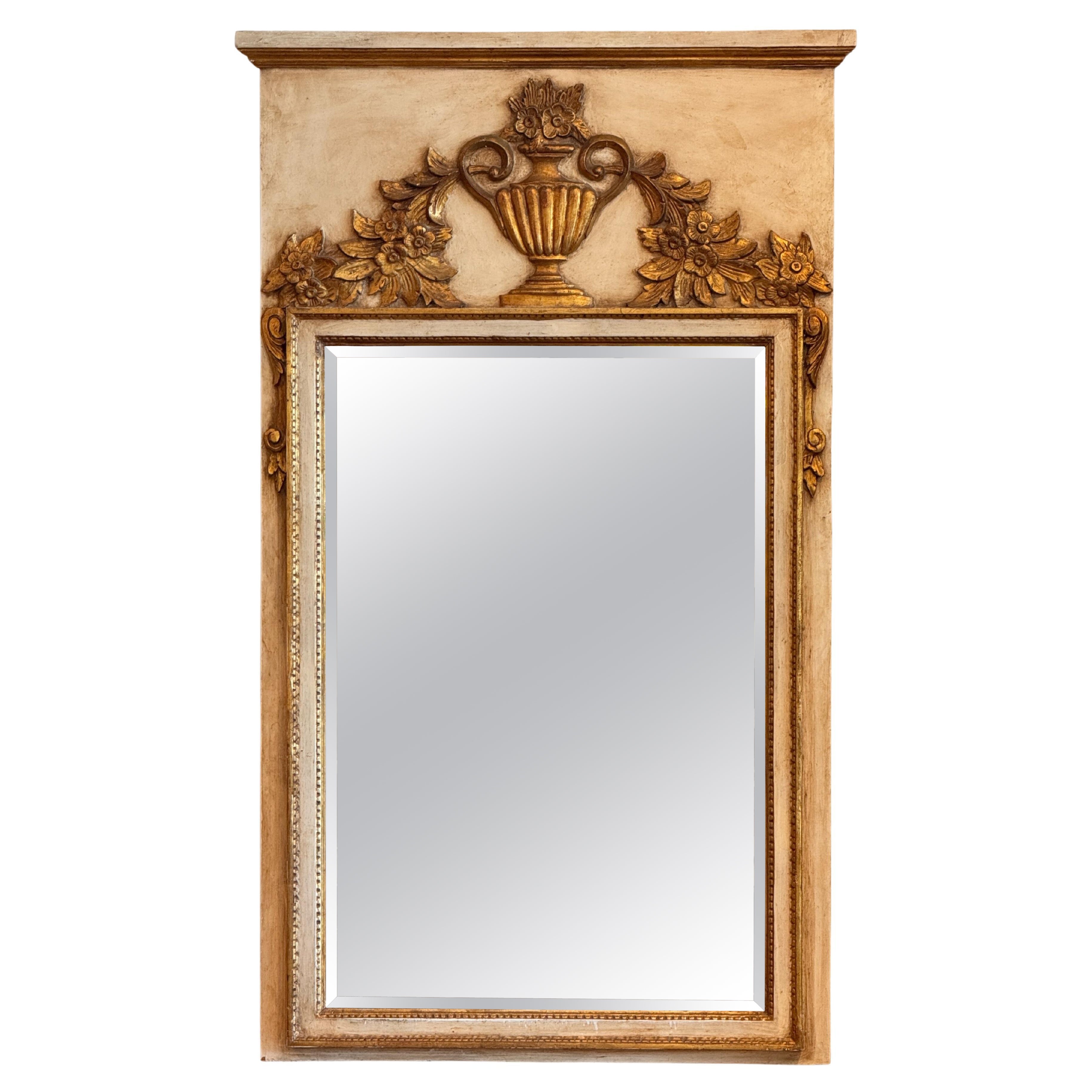 Miroir italien peint avec urne sculptée et dorée en vente
