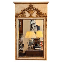 Miroir italien peint avec urne sculptée et dorée