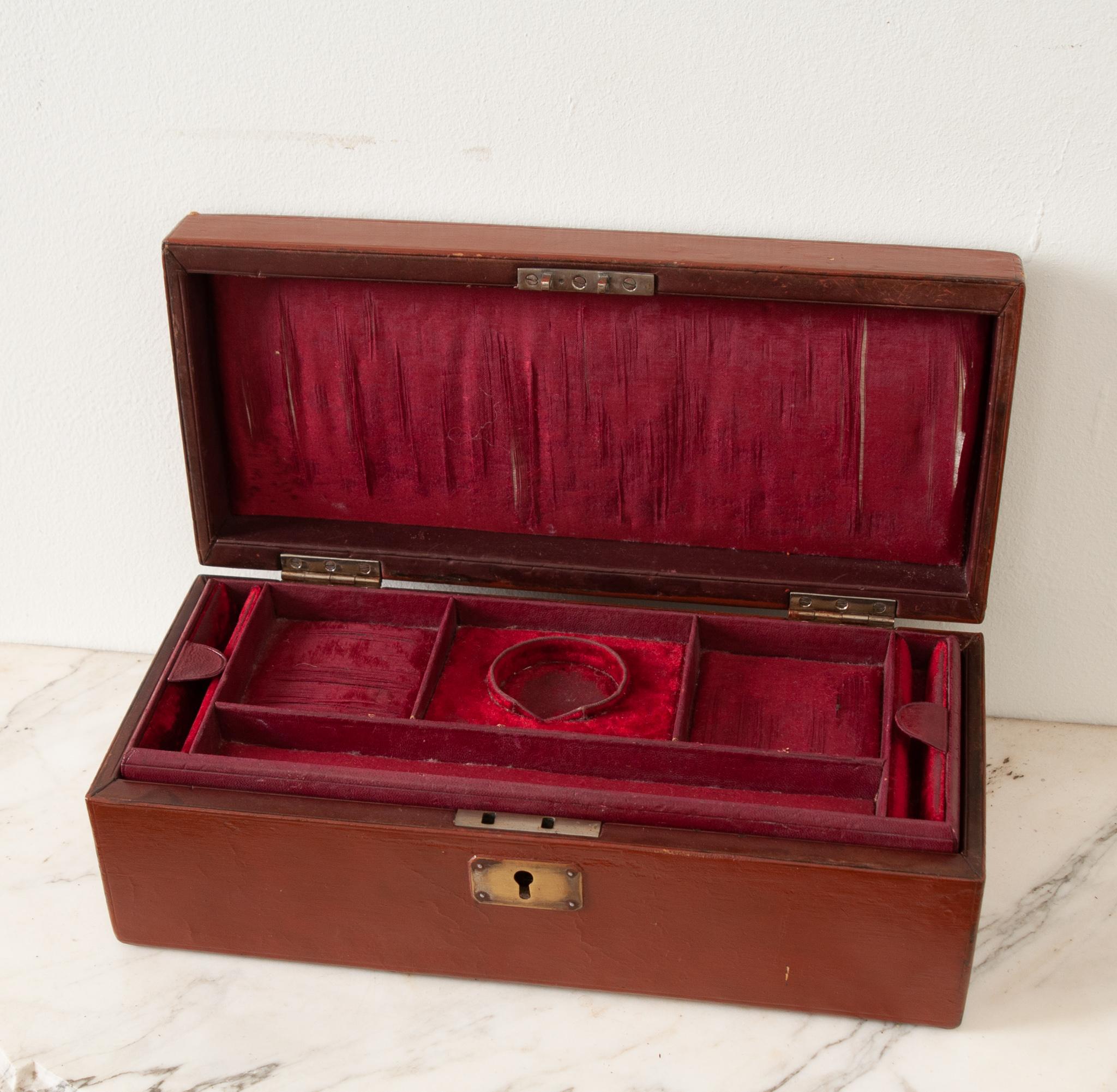 Painted Leather Jewelry Box In Good Condition For Sale In Baton Rouge, LA