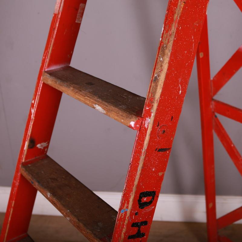 Painted Library Ladder In Good Condition For Sale In Leamington Spa, Warwickshire