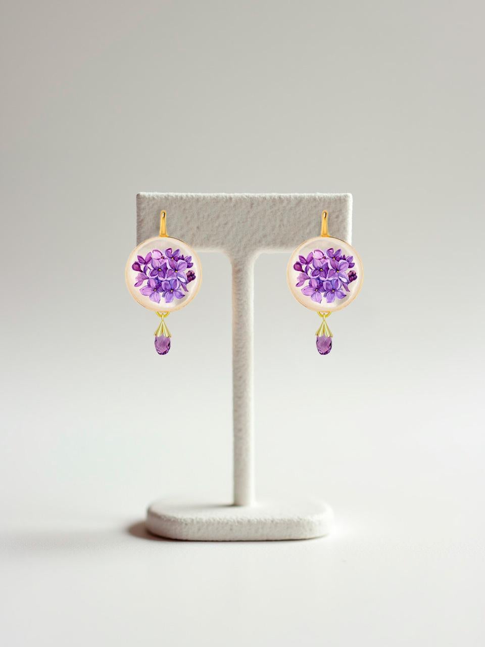 Tropfenohrringe aus Perlmutt mit fliederfarbener Blume und Amethyst-Briolithen (Moderne) im Angebot