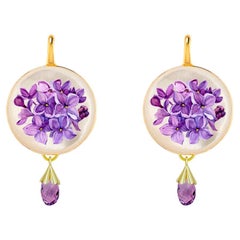 Pendants d'oreilles en nacre avec briolettes d'améthyste et fleur de lilas peinte