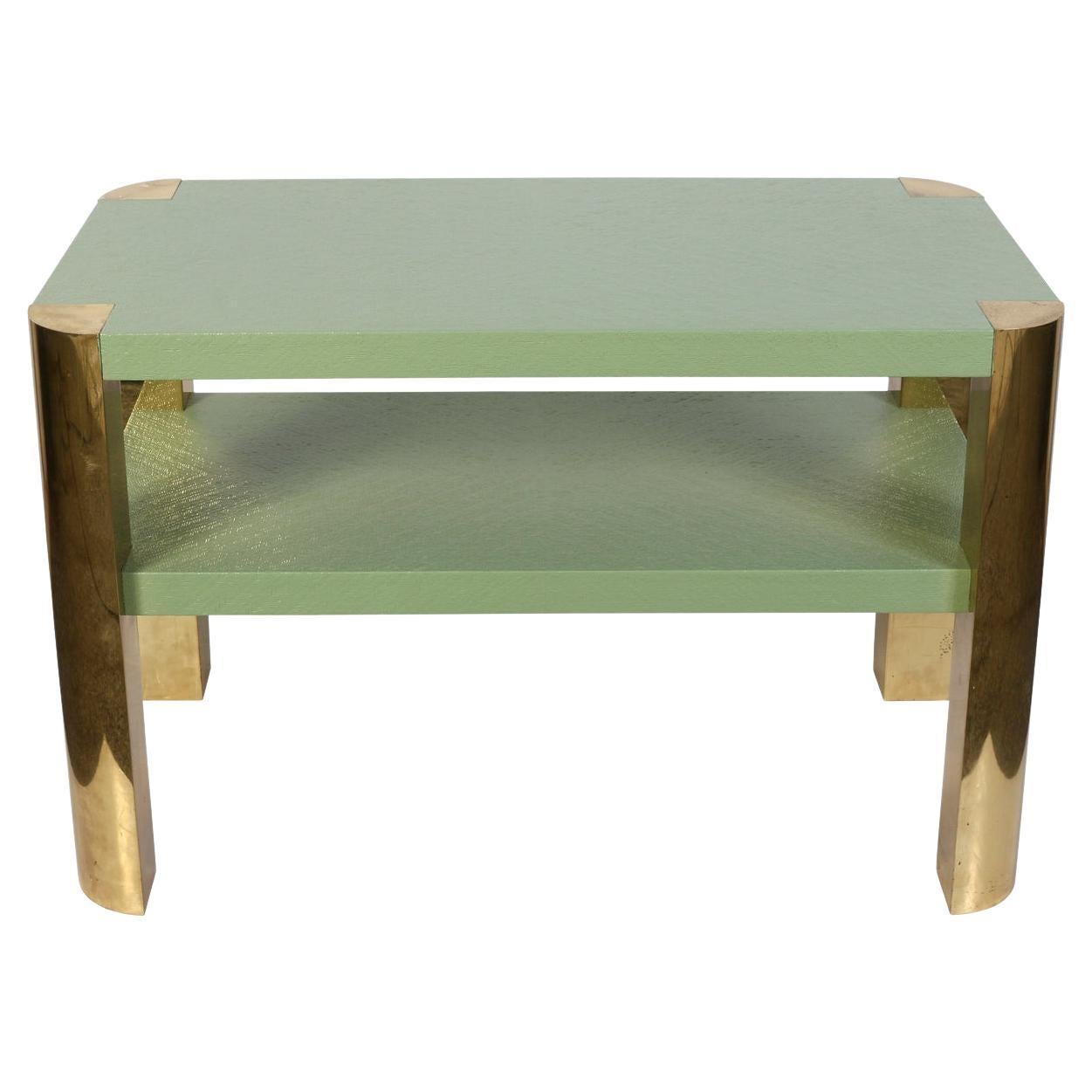 Table à deux niveaux de style Karl Springer, enveloppée de lin peint, avec fixations en laiton en vente