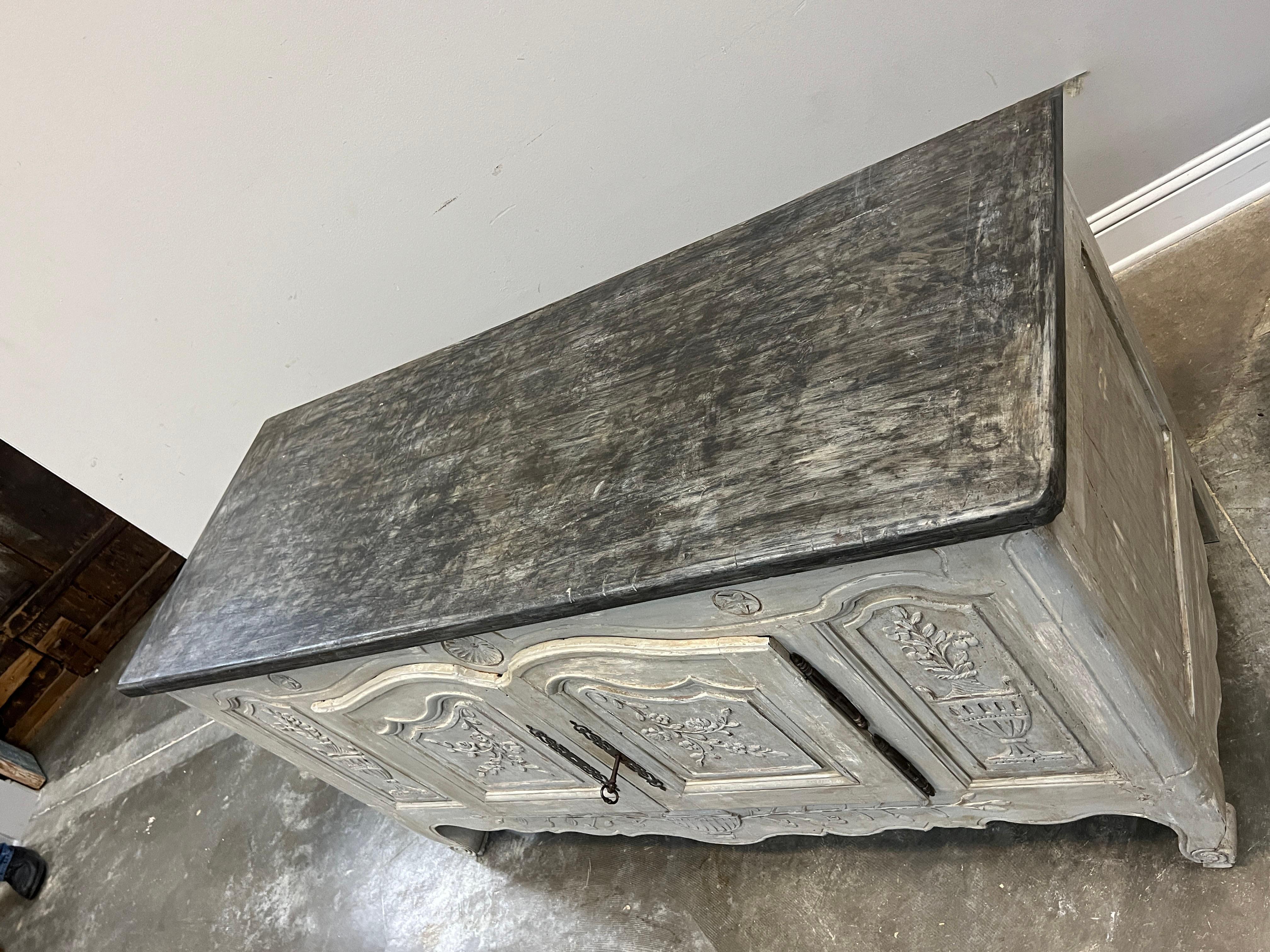 Francese Buffet in legno intagliato dipinto in stile Luigi XV della Provincia di Francia in vendita