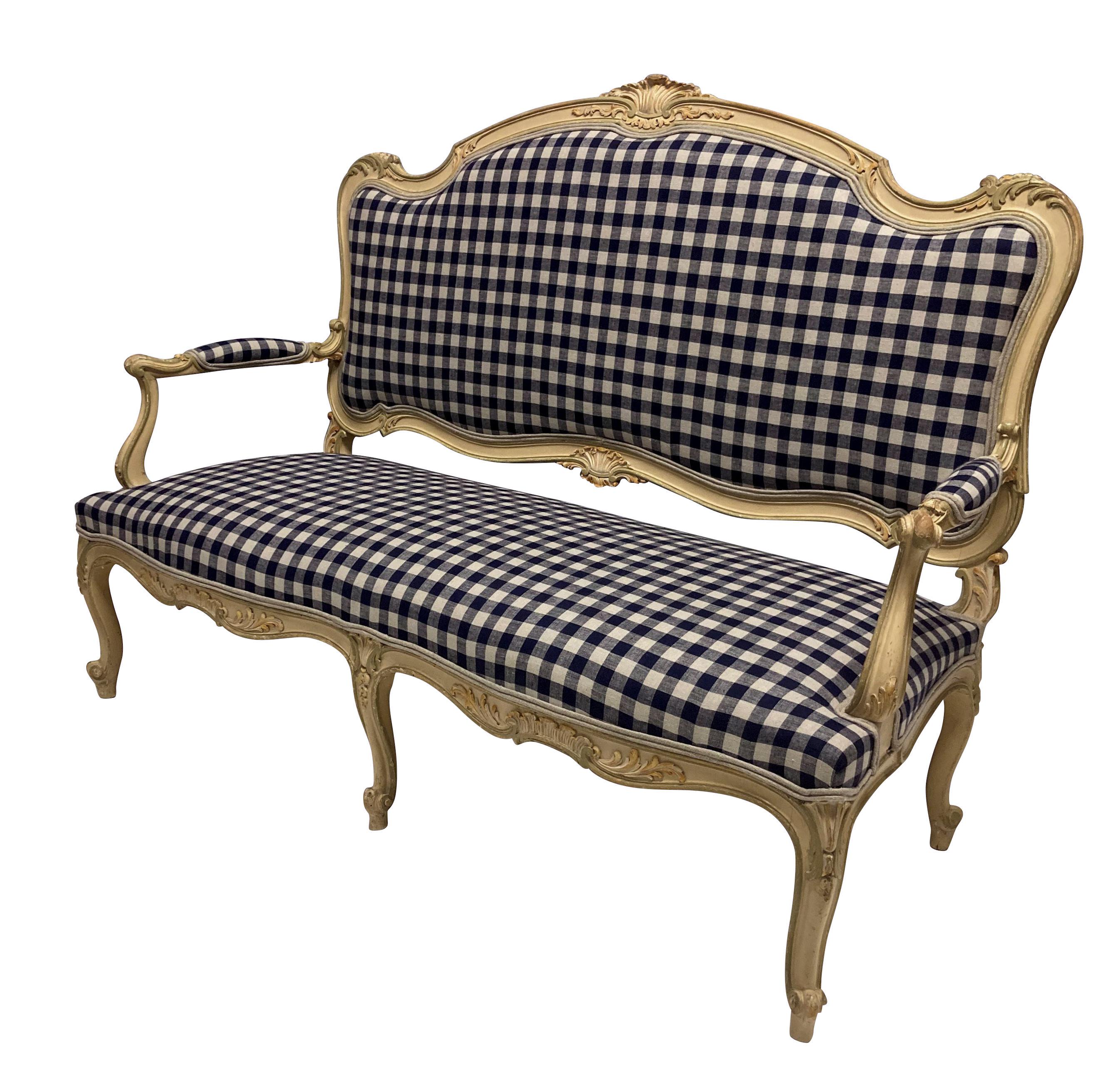 Canapé français sculpté et peint de style Louis XV, dans des tons verts et jaunes très pâles, nouvellement tapissé de lin vichy marine.