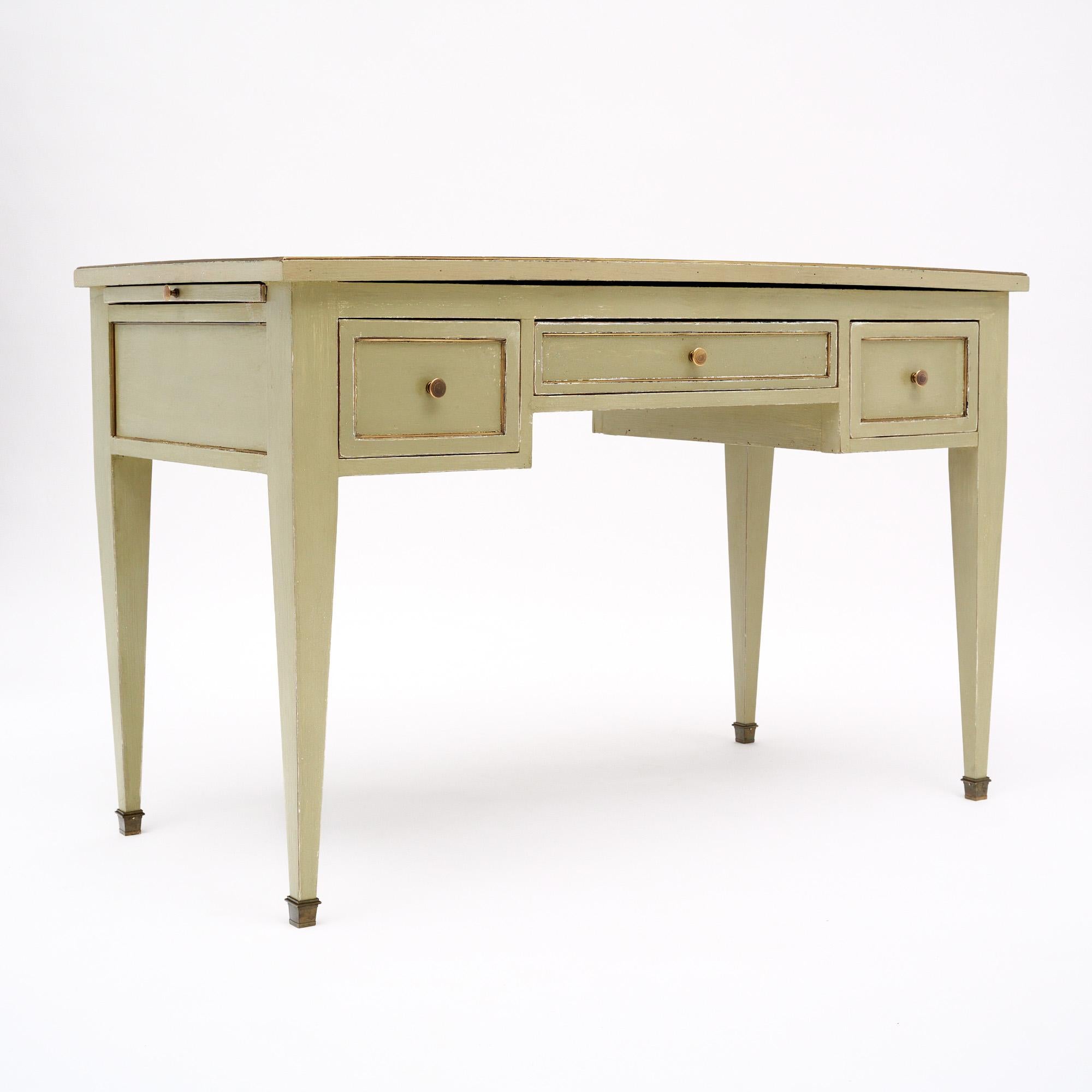 Schreibtisch im Louis XVI-Stil aus Frankreich aus Obstholz, das von Hand in einer schönen hellen pistaziengrünen Farbe bemalt worden ist. Überall gibt es Messingverzierungen und Messinggriffe. Es gibt drei schwalbenschwanzförmige Schubladen und zwei