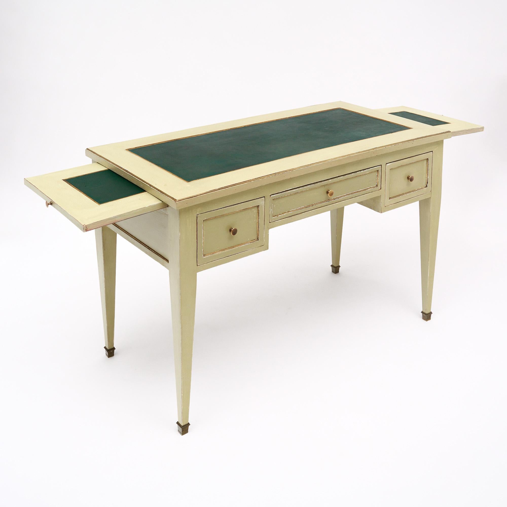Bemalter Schreibtisch im Louis-XVI-Stil (Louis XVI.) im Angebot
