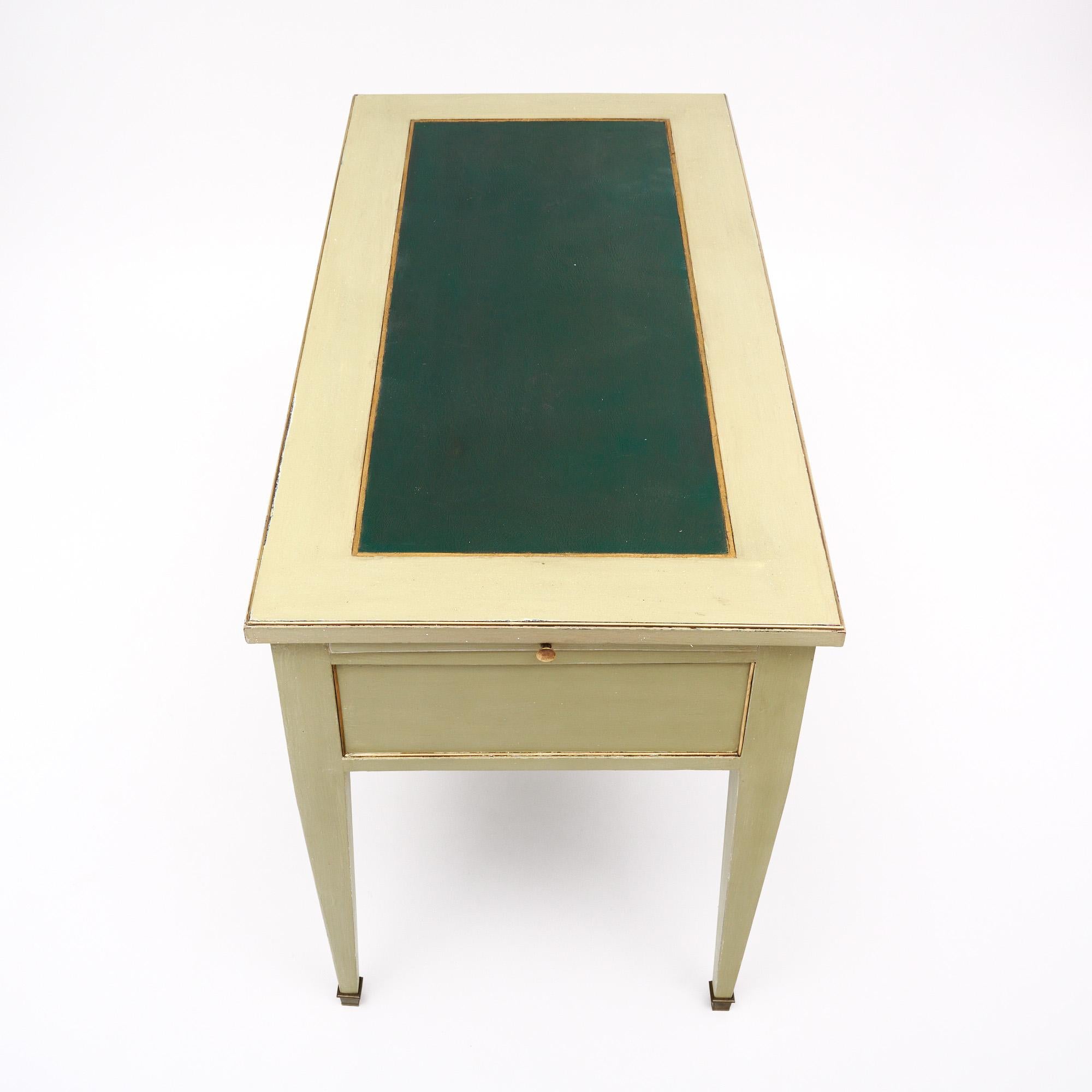 Bemalter Schreibtisch im Louis-XVI-Stil (Messing) im Angebot