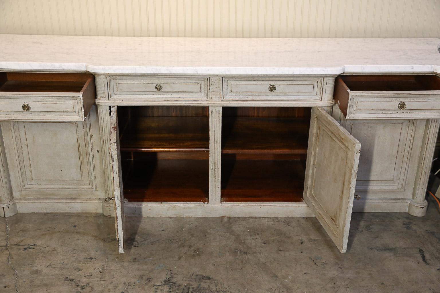 Painted Louis XVI-Style Walnut Enfilade with Shaped White Marble Top (20. Jahrhundert) im Angebot