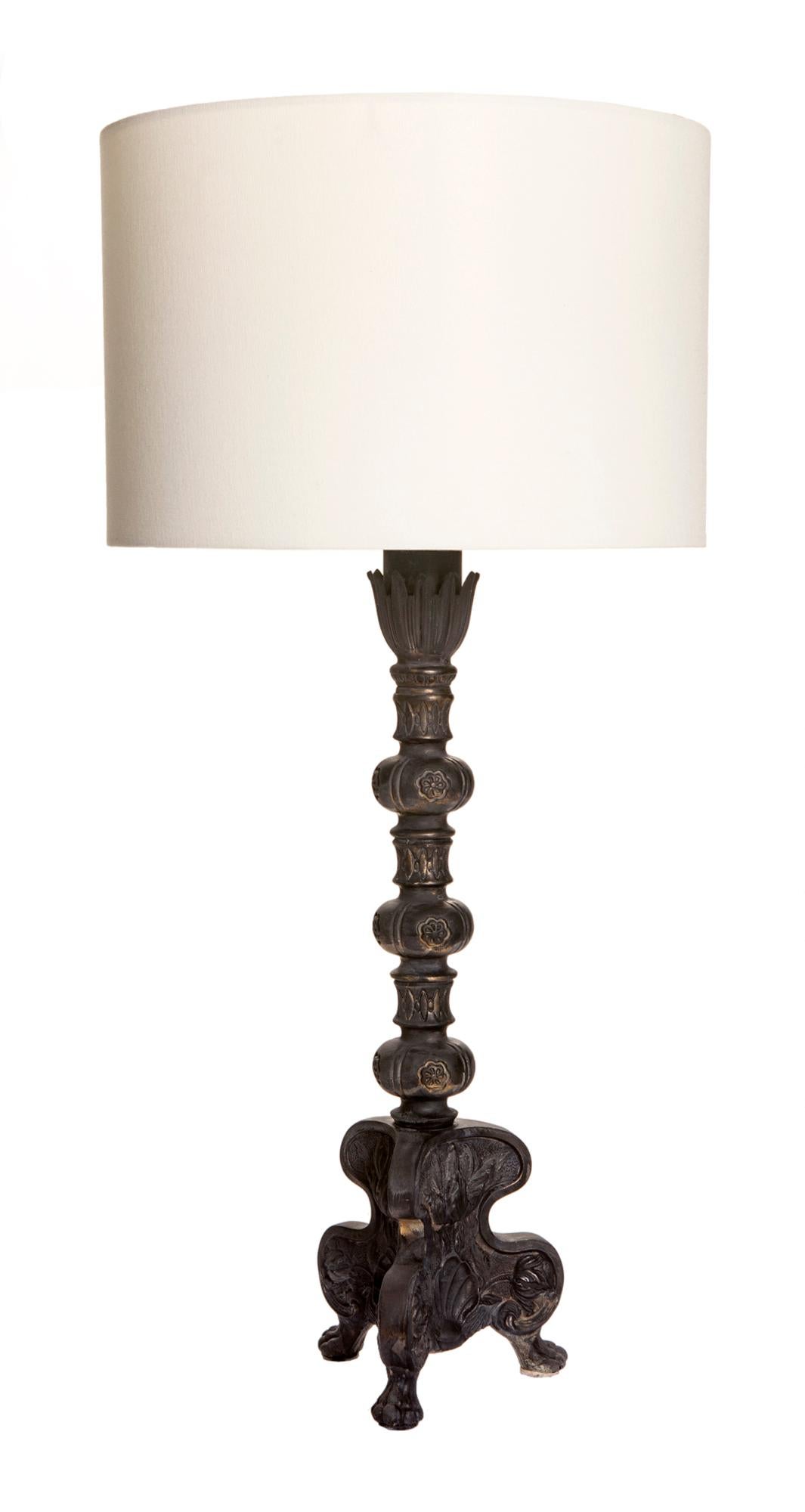 Hand painted cast white metal candlestick lamp with shell motif & decorative column which sit on three decorative feet, The lampshade is for display only.

