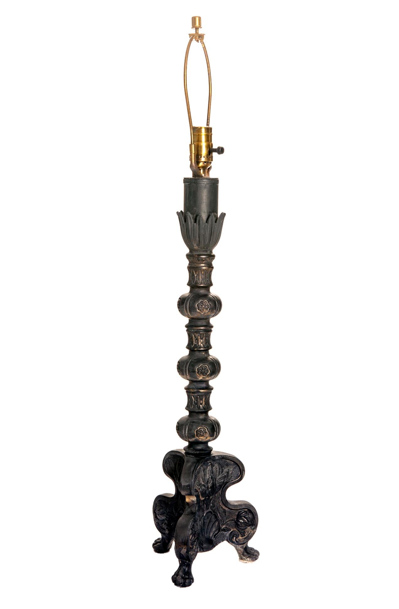 Lampe chandelier en métal peint avec abat-jour en forme de tonneau en lin blanc Bon état - En vente à Malibu, CA