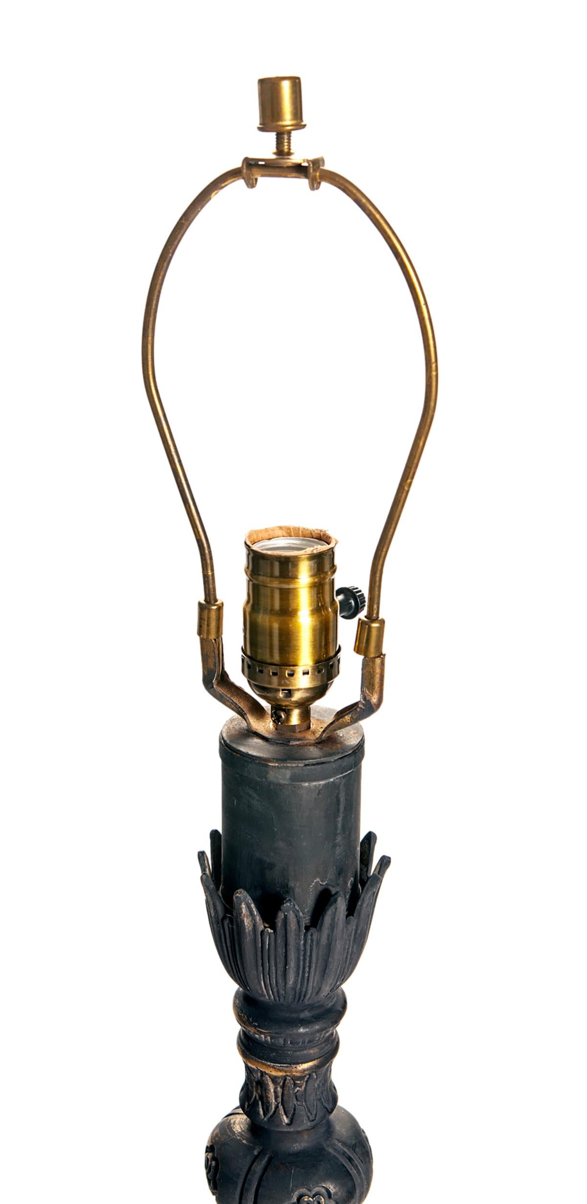 20ième siècle Lampe chandelier en métal peint avec abat-jour en forme de tonneau en lin blanc en vente