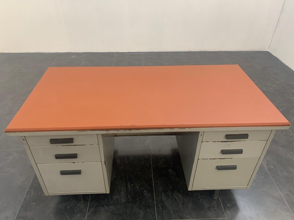 Painted Metal Desk with Brown Leatherette Top from Mermelada Estudio, 1960s In Good Condition For Sale In Montelabbate, PU