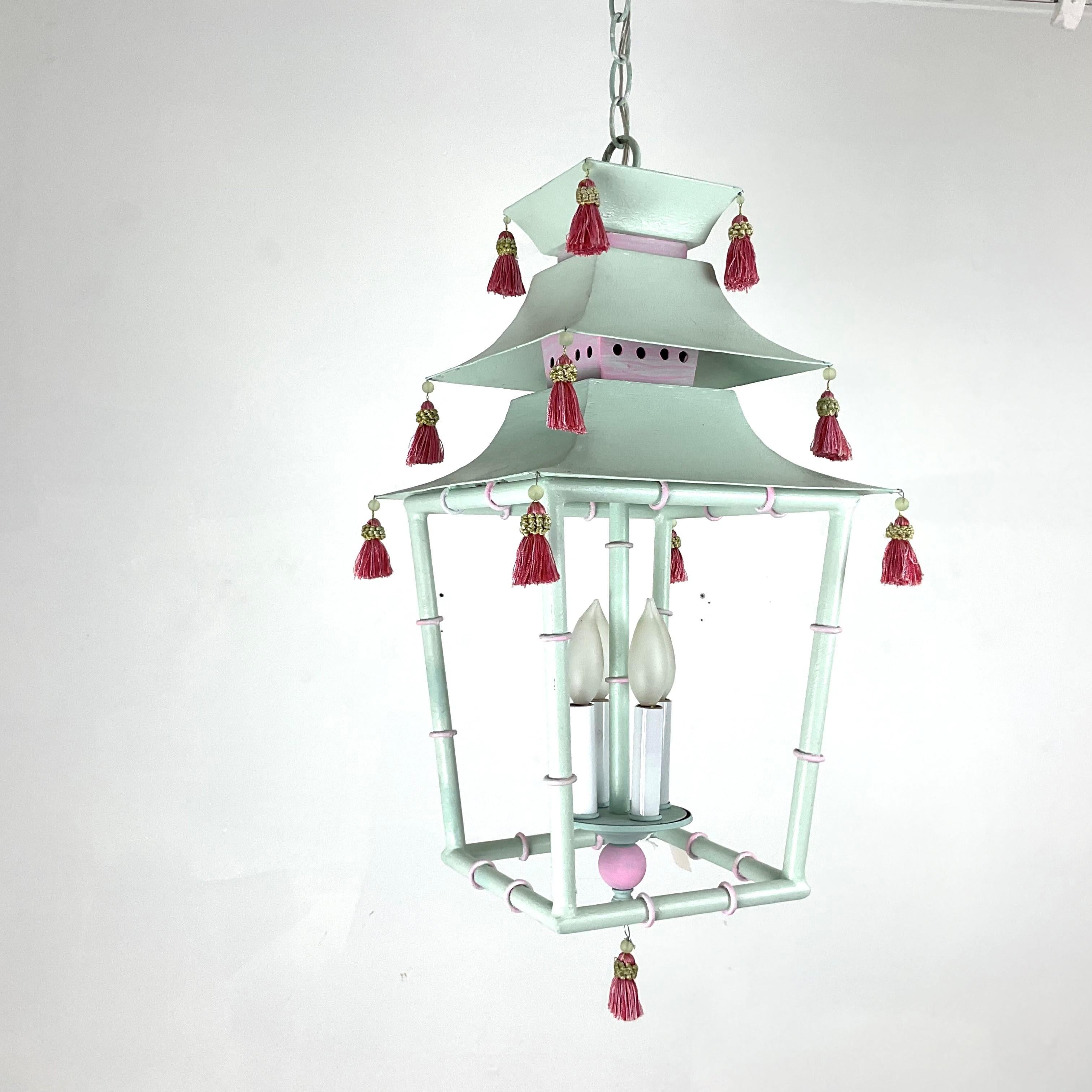 Una lanterna dipinta a mano in verde chiaro con accenti rosa e nappe di seta. È unica nel suo genere e ha un impianto elettrico completamente nuovo. Viene fornito pronto per l'installazione con una catena da 30