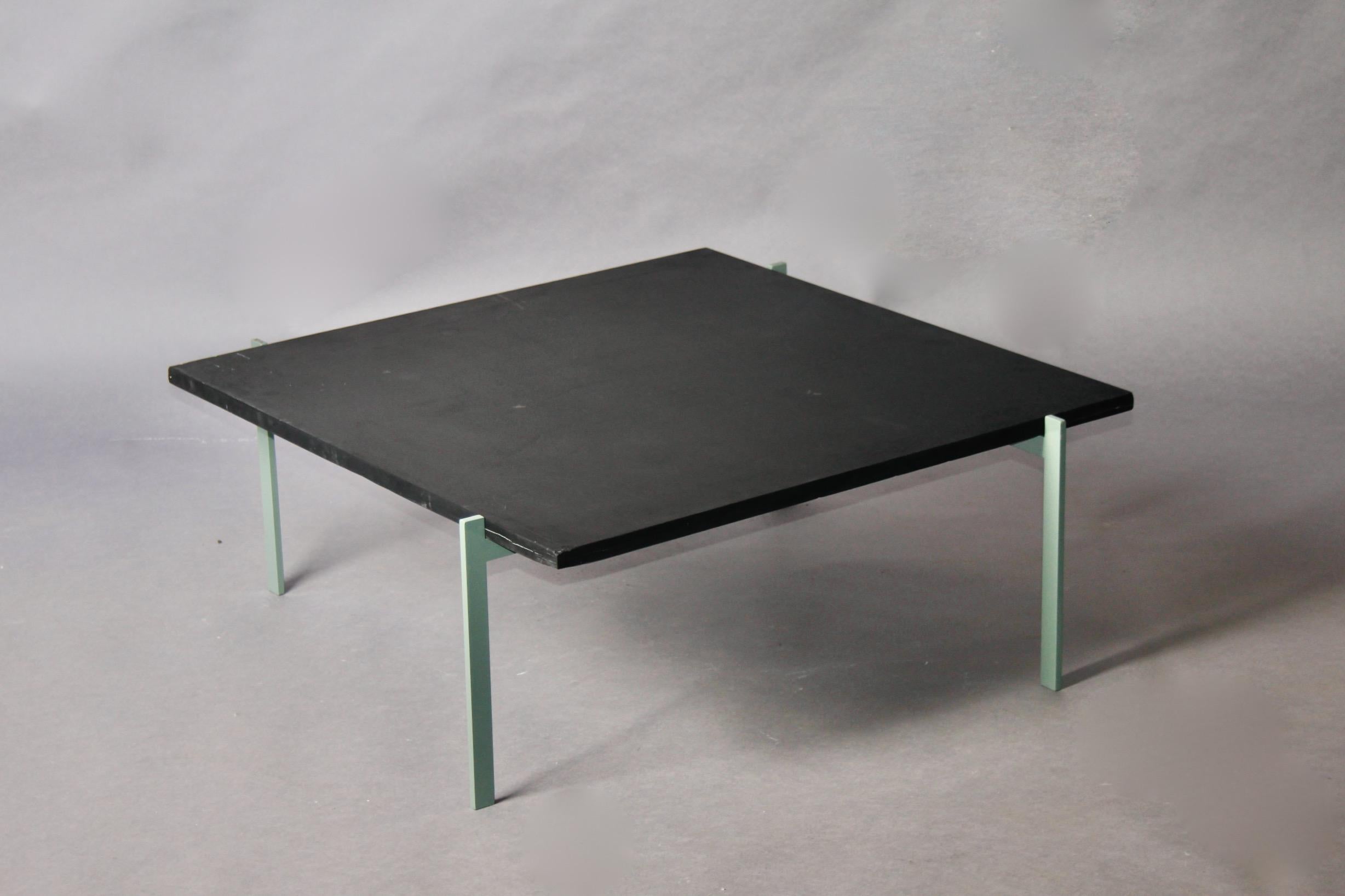 Danois table en métal peint de couleur vert pastel avec plateau en ardoise par Poul Kjaerholm en vente