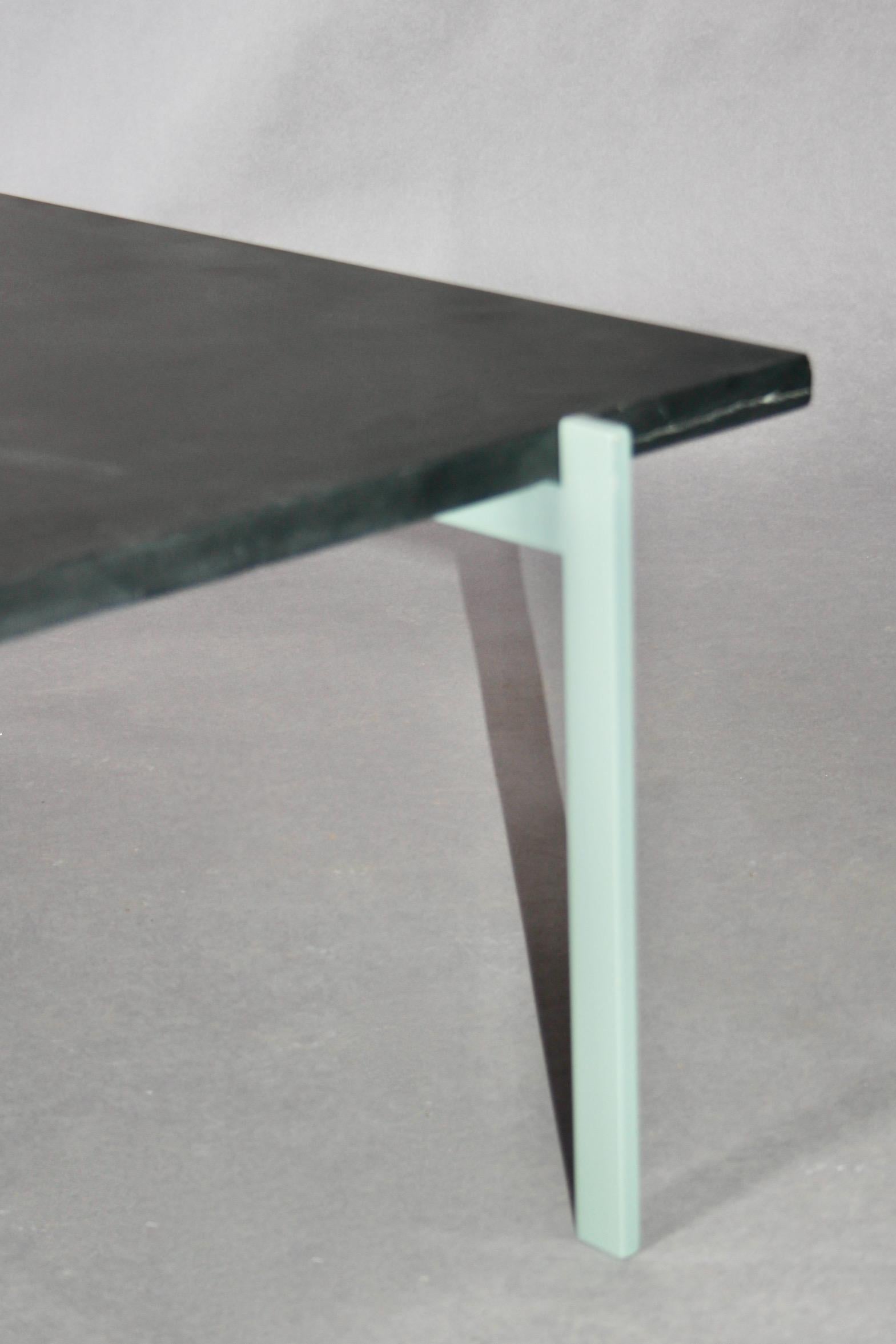 table en métal peint de couleur vert pastel avec plateau en ardoise par Poul Kjaerholm Bon état - En vente à grand Lancy, CH