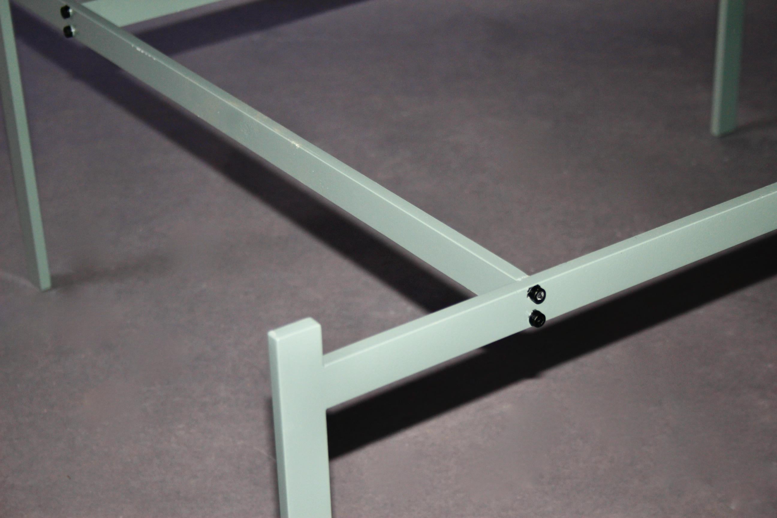 Métal table en métal peint de couleur vert pastel avec plateau en ardoise par Poul Kjaerholm en vente