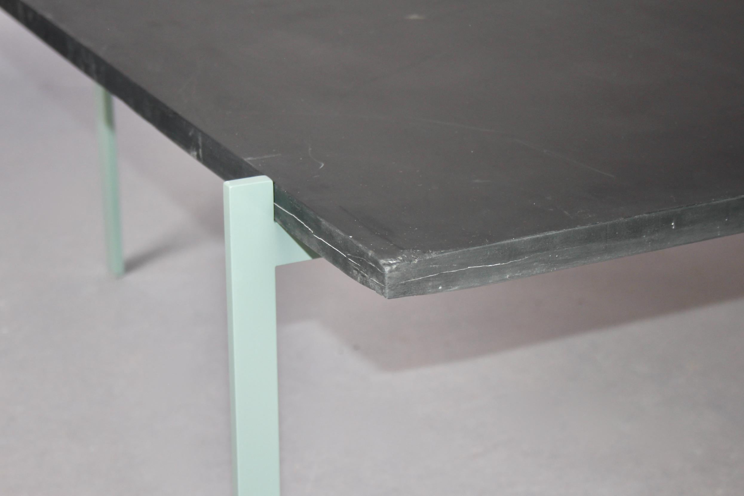 table en métal peint de couleur vert pastel avec plateau en ardoise par Poul Kjaerholm en vente 1