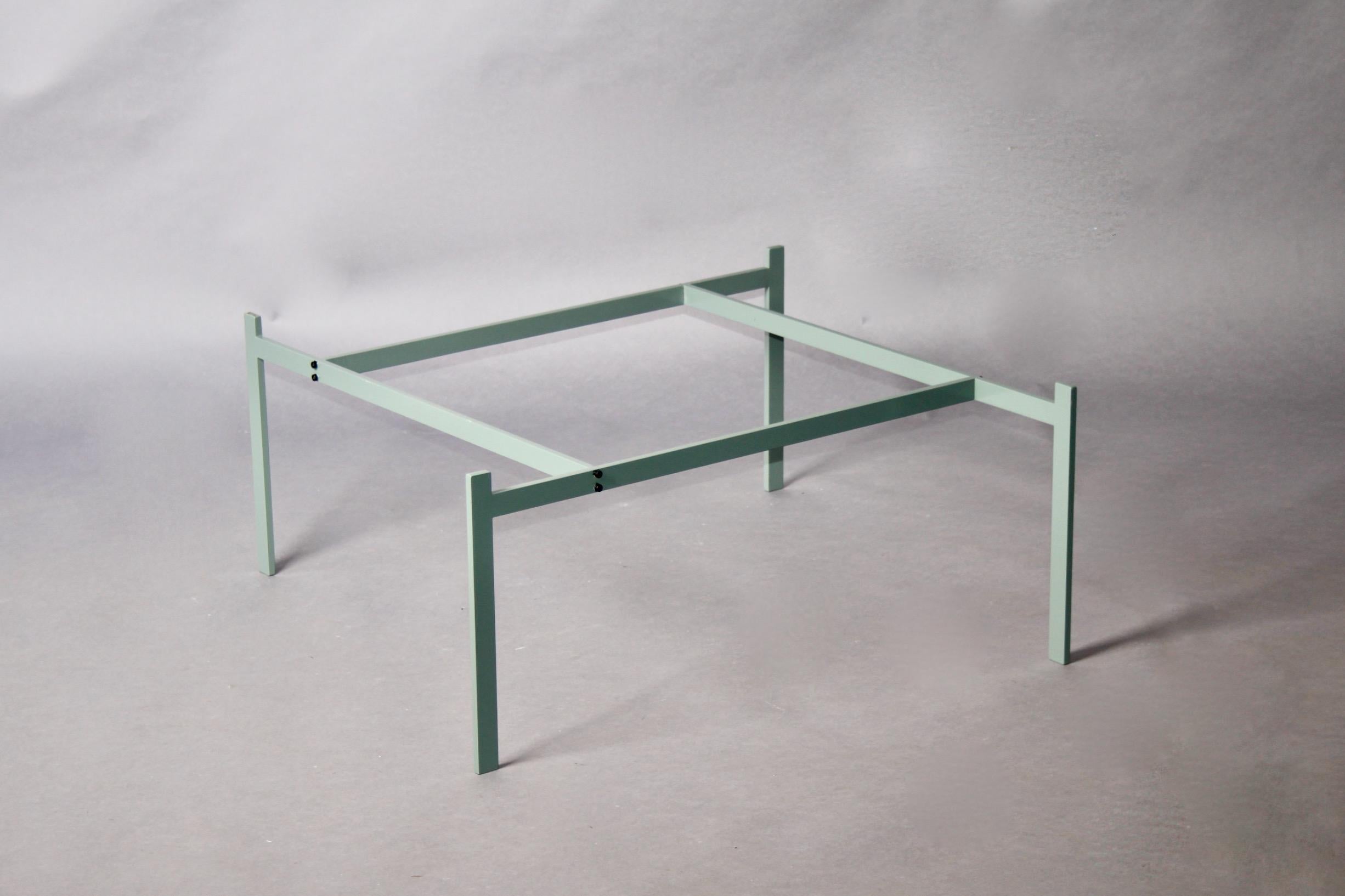 table en métal peint de couleur vert pastel avec plateau en ardoise par Poul Kjaerholm en vente 4
