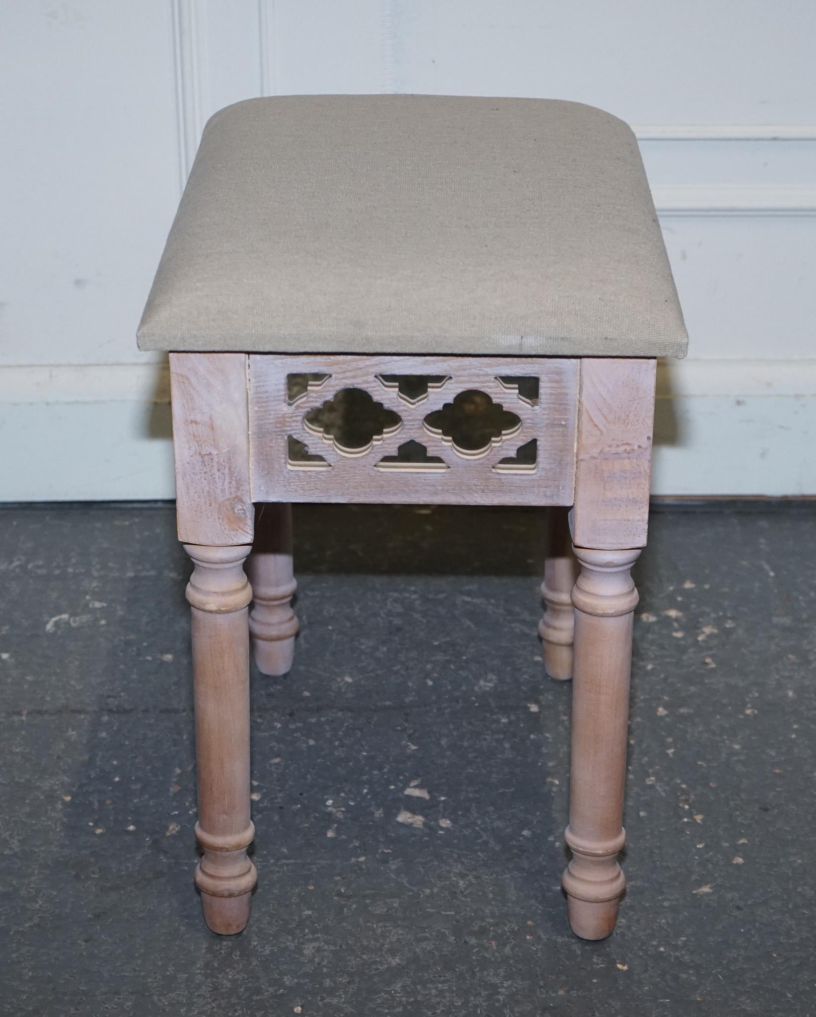 PAINTED MIRRORED PINK VANITY STOOL WiTH CREAM FABRIC DRESSING TABLE AVAILable im Angebot 3