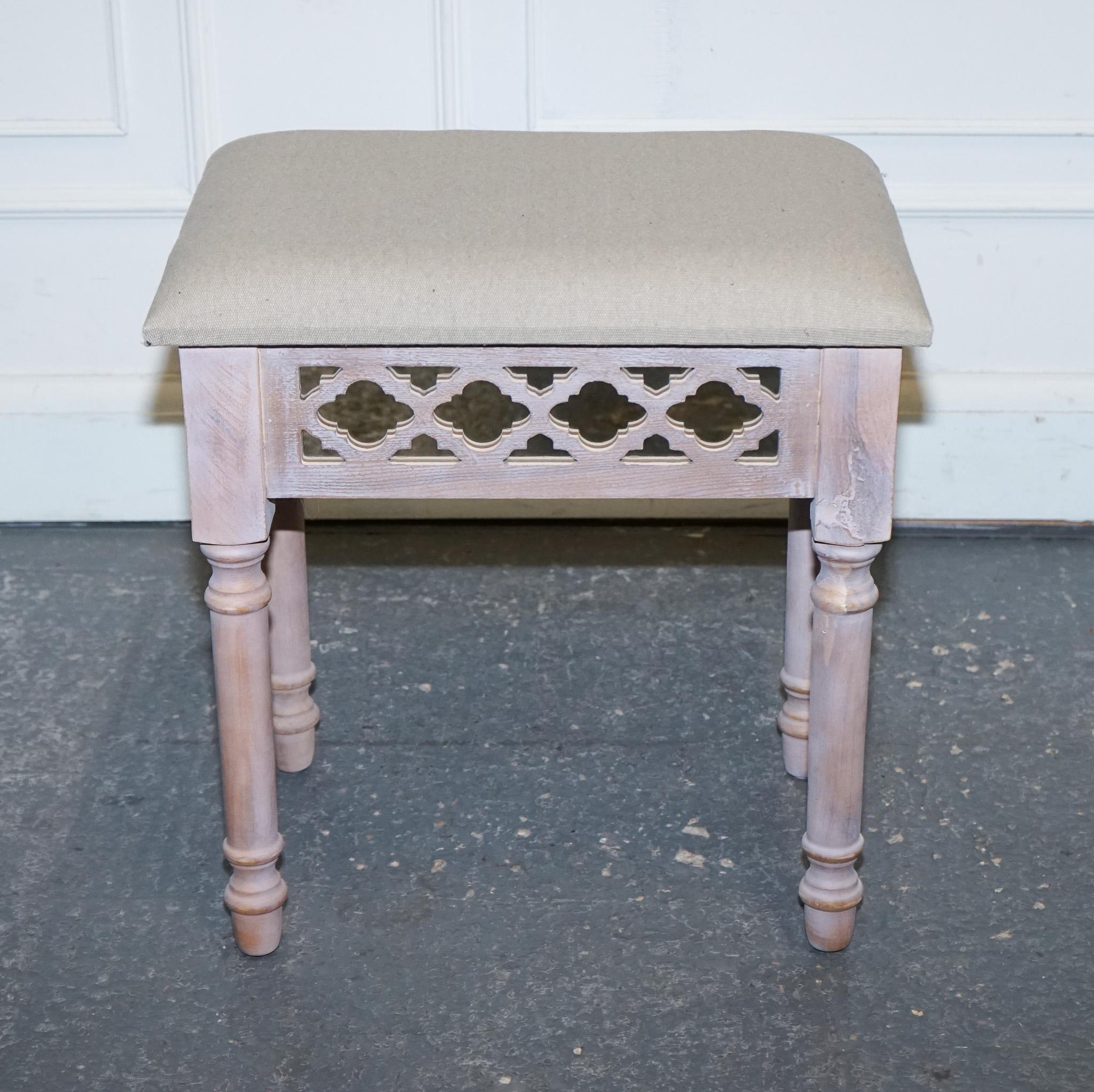 PAINTED MIRRORED PINK VANITY STOOL WiTH CREAM FABRIC DRESSING TABLE AVAILable (Britisch) im Angebot