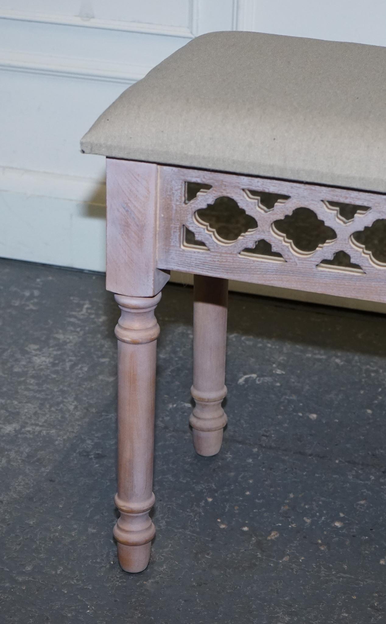 PAINTED MIRRORED PINK VANITY STOOL WiTH CREAM FABRIC DRESSING TABLE AVAILable (Handgefertigt) im Angebot