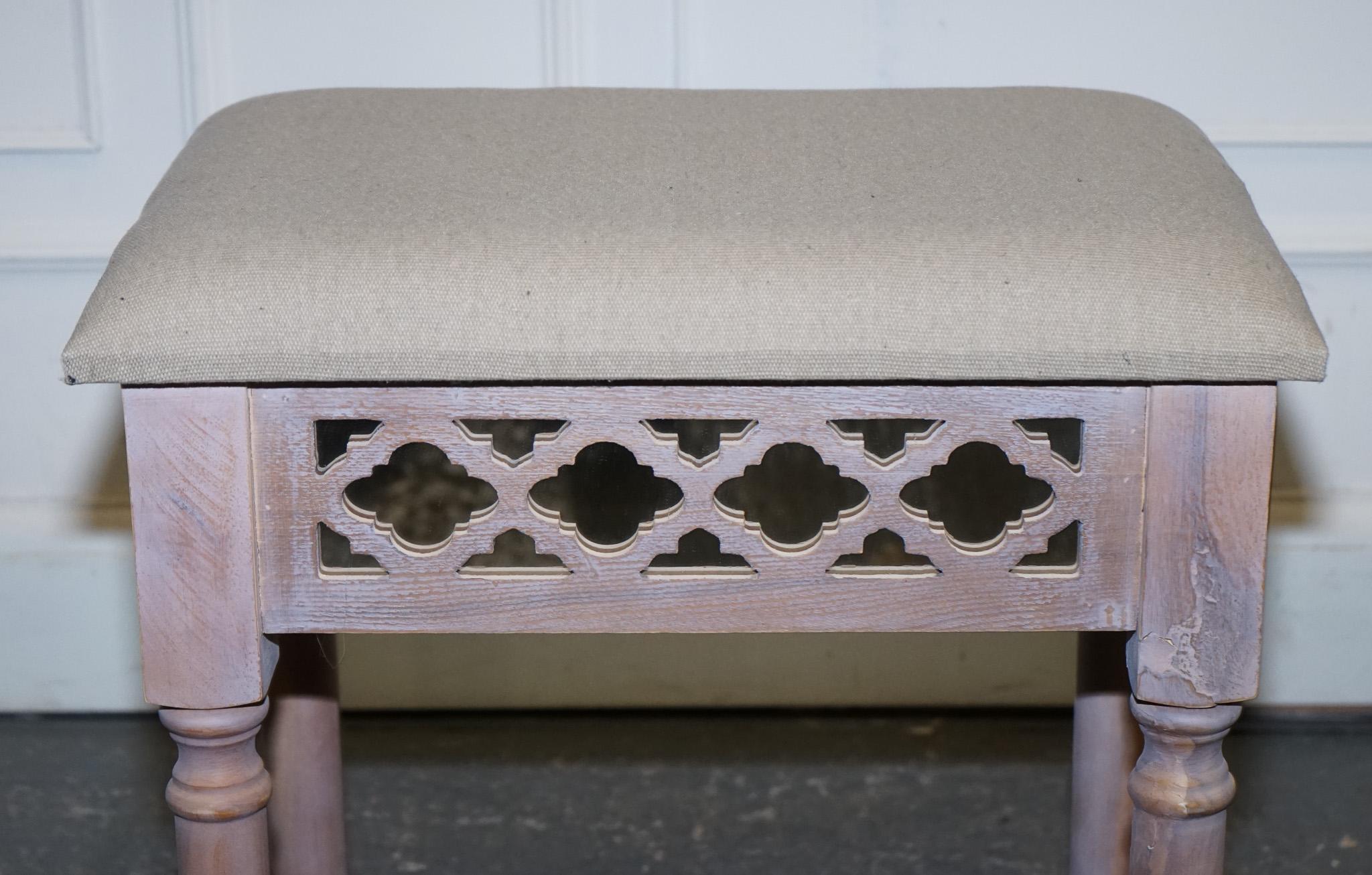 PAINTED MIRRORED PINK VANITY STOOL WiTH CREAM FABRIC DRESSING TABLE AVAILable (20. Jahrhundert) im Angebot