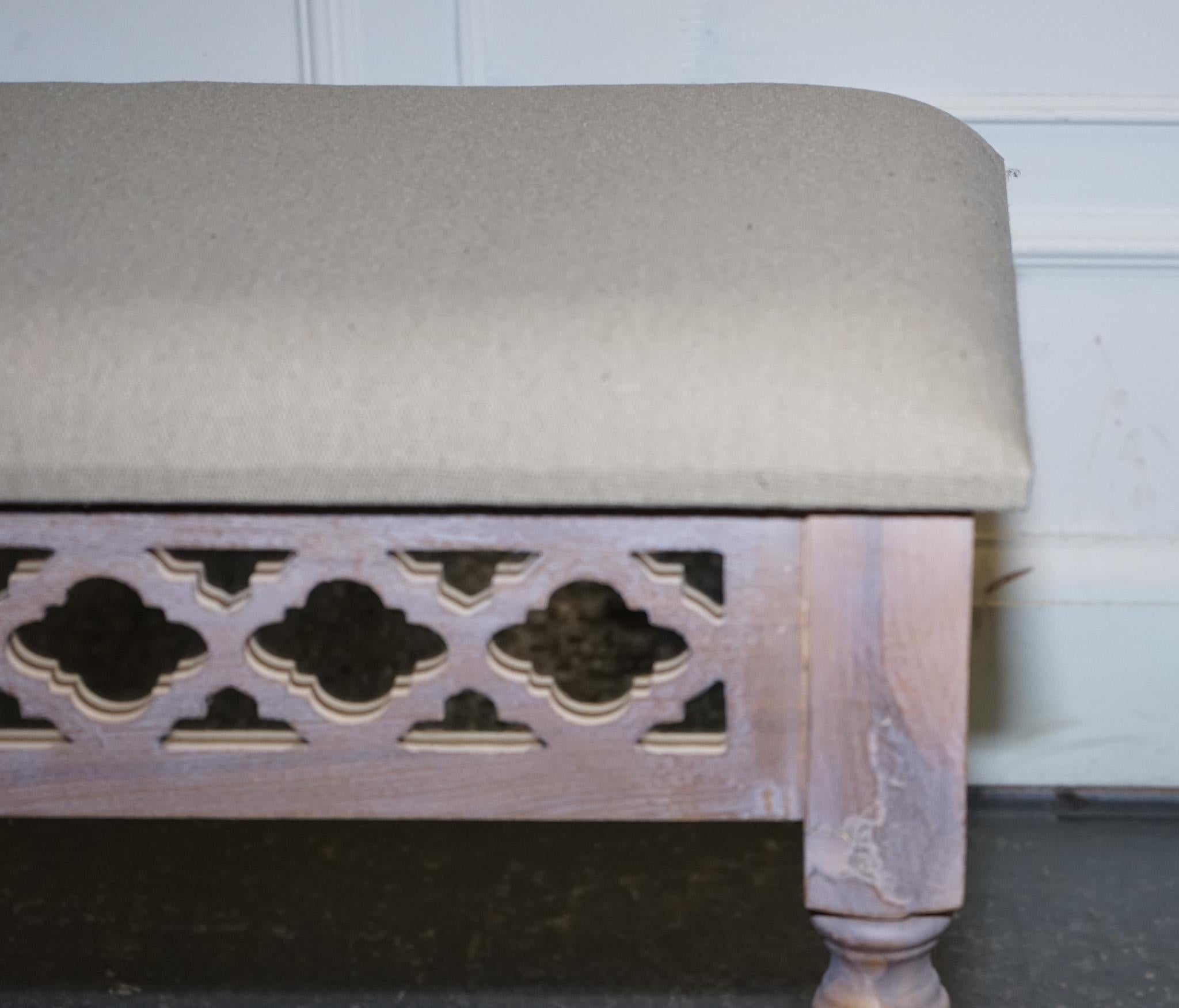 PAINTED MIRRORED PINK VANITY STOOL WiTH CREAM FABRIC DRESSING TABLE AVAILable (Hartholz) im Angebot