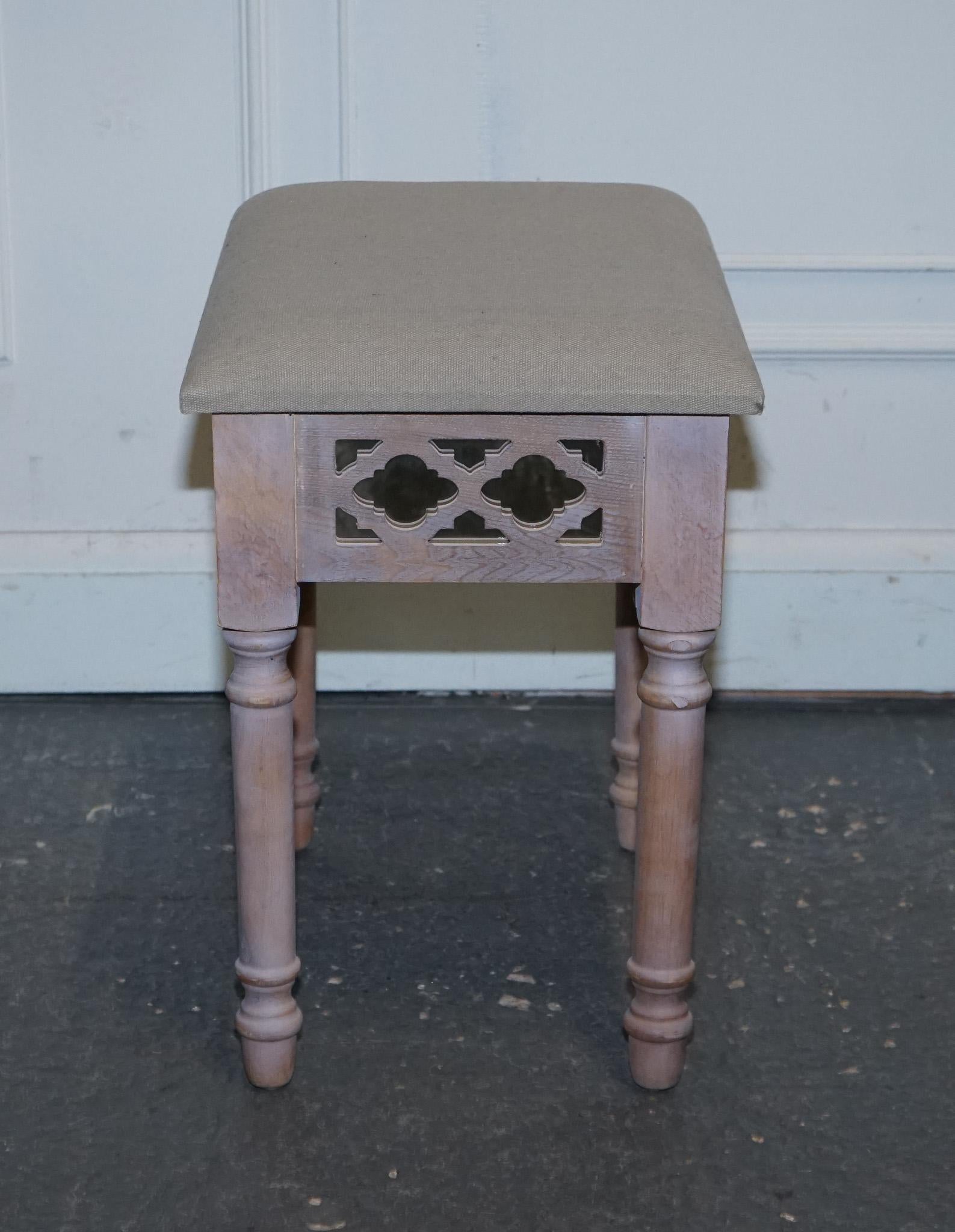 PAINTED MIRRORED PINK VANITY STOOL WiTH CREAM FABRIC DRESSING TABLE AVAILable im Angebot 1